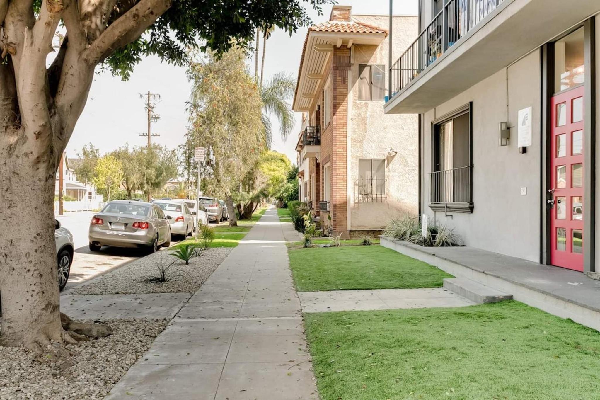 Sophisticated Long Beach Suite with Patio Dining and Parking NRP21-00185 view 2