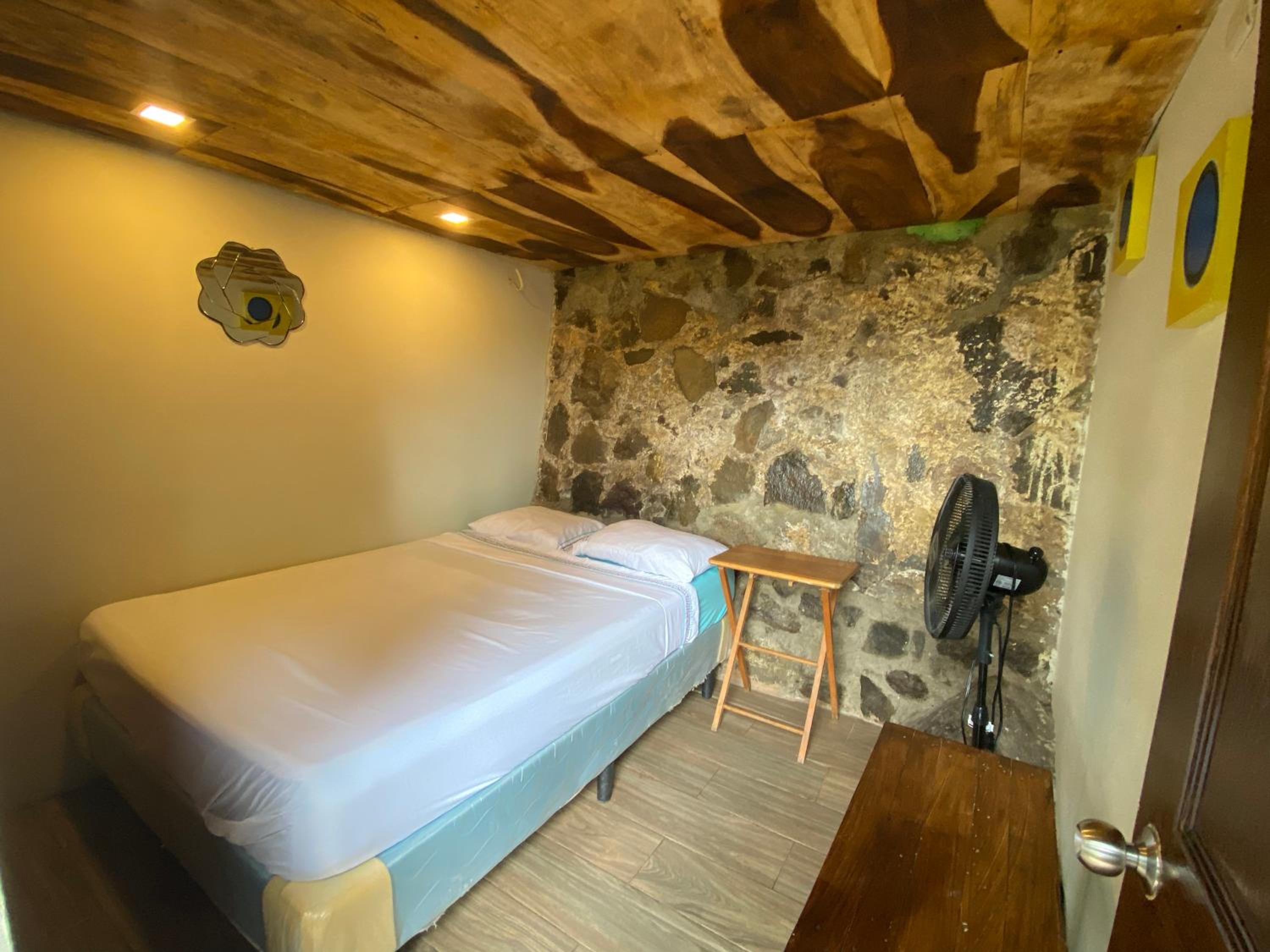 Captain Morgan Hostel Lake Coatepeque
