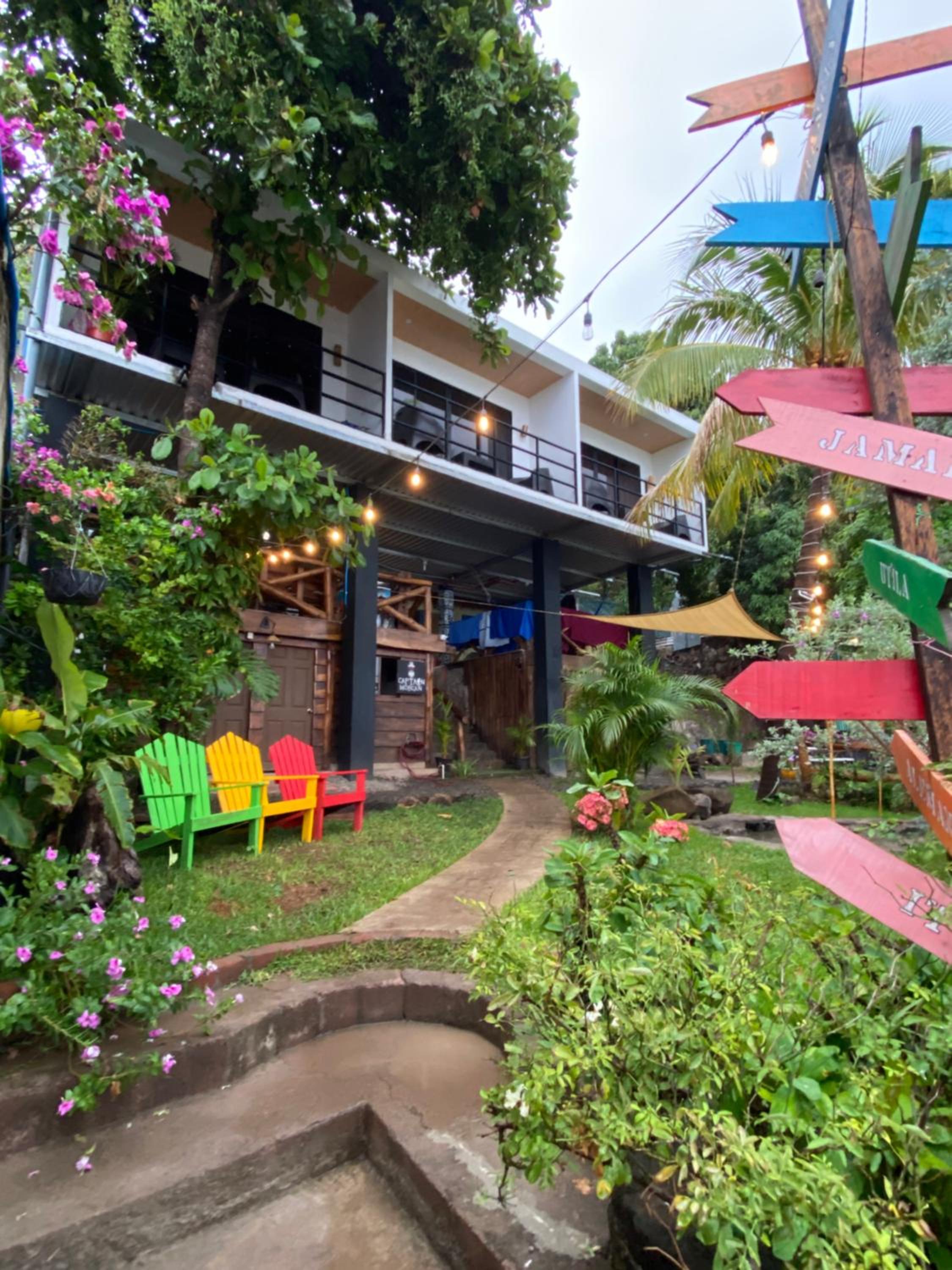 Captain Morgan Hostel Lake Coatepeque