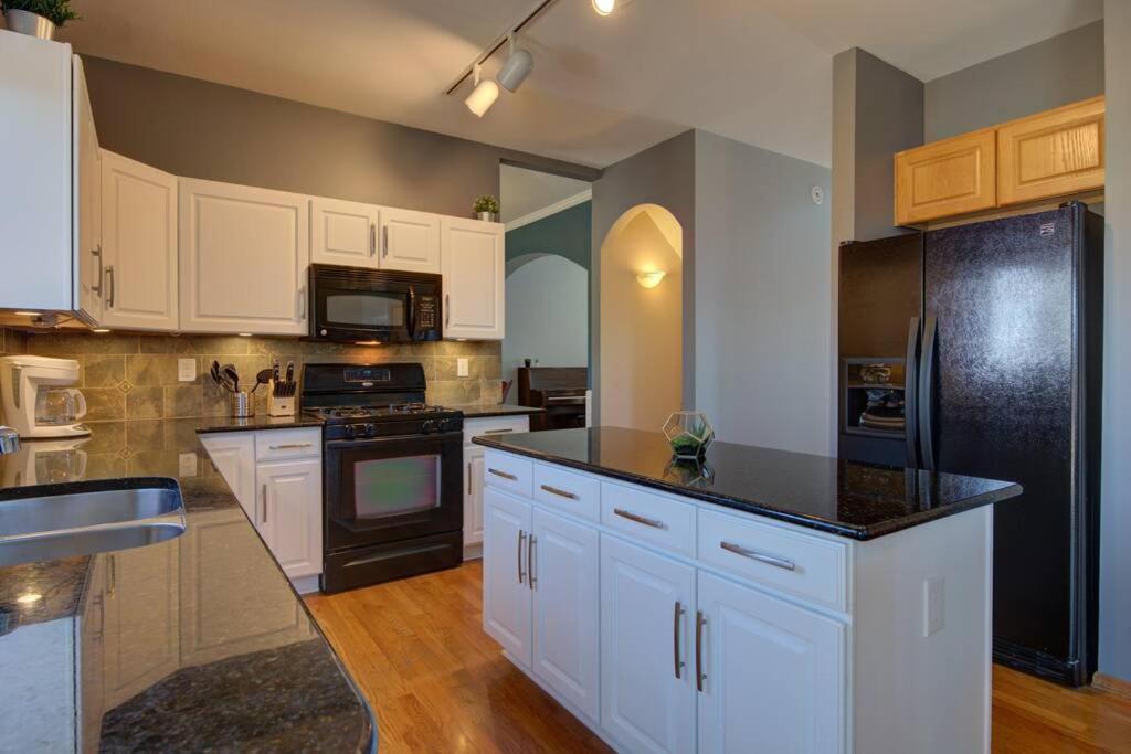 Mtn Views, Quiet Oasis/King Beds+Centrally Located