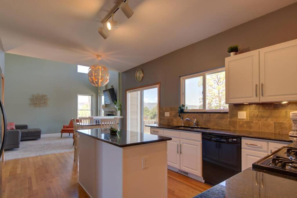 Mtn Views, Quiet Oasis/King Beds+Centrally Located