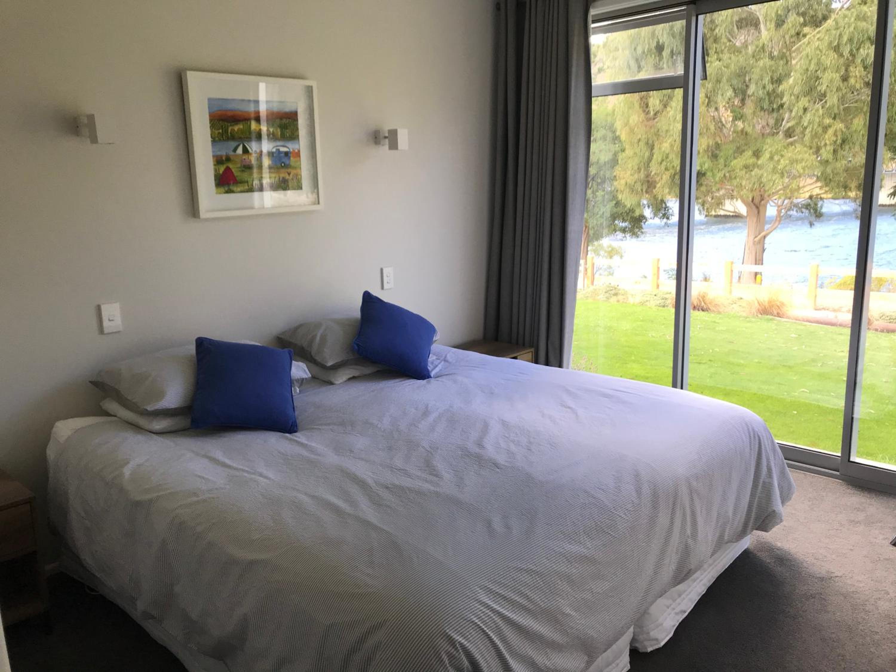 Sunhaven Lakeside - Cromwell Holiday Home view 5