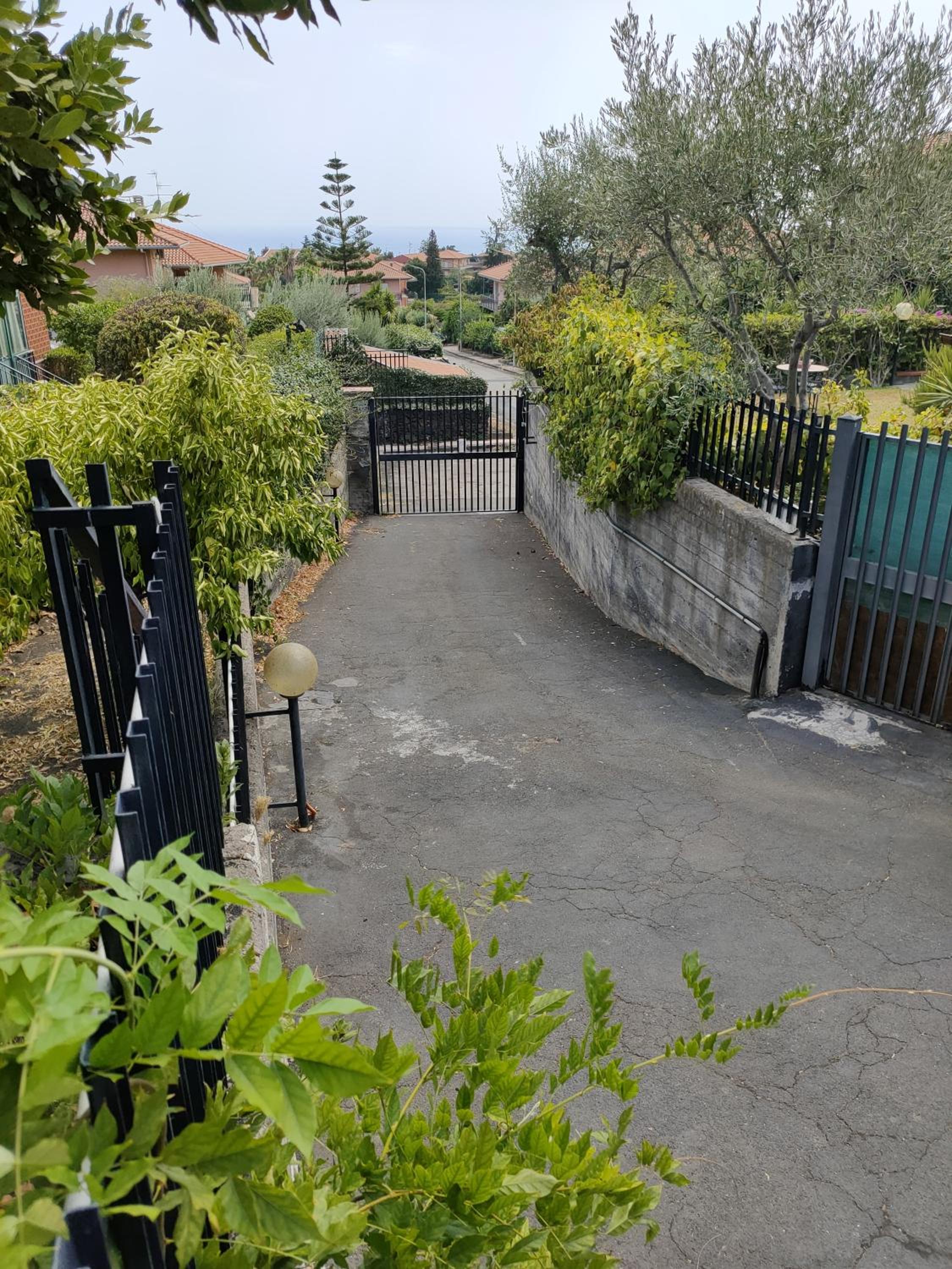 Il giardino dell'Etna en Mascalucia — parking