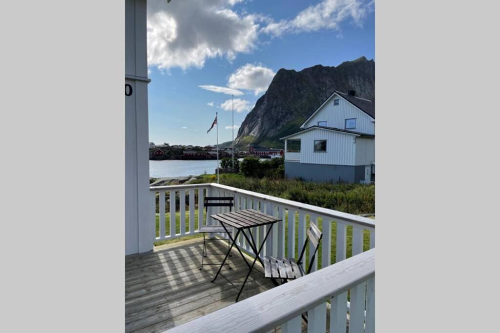 Nordlandshus ved havet på Reine, Lofoten view 2