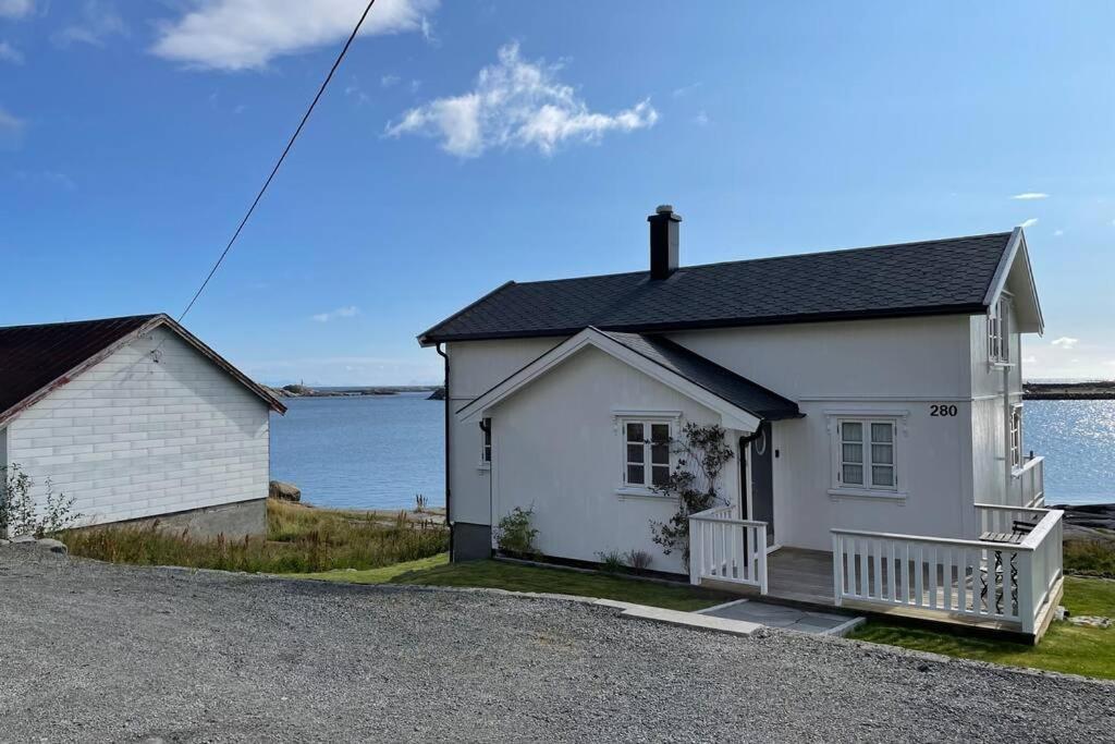 Nordlandshus ved havet på Reine, Lofoten view 5
