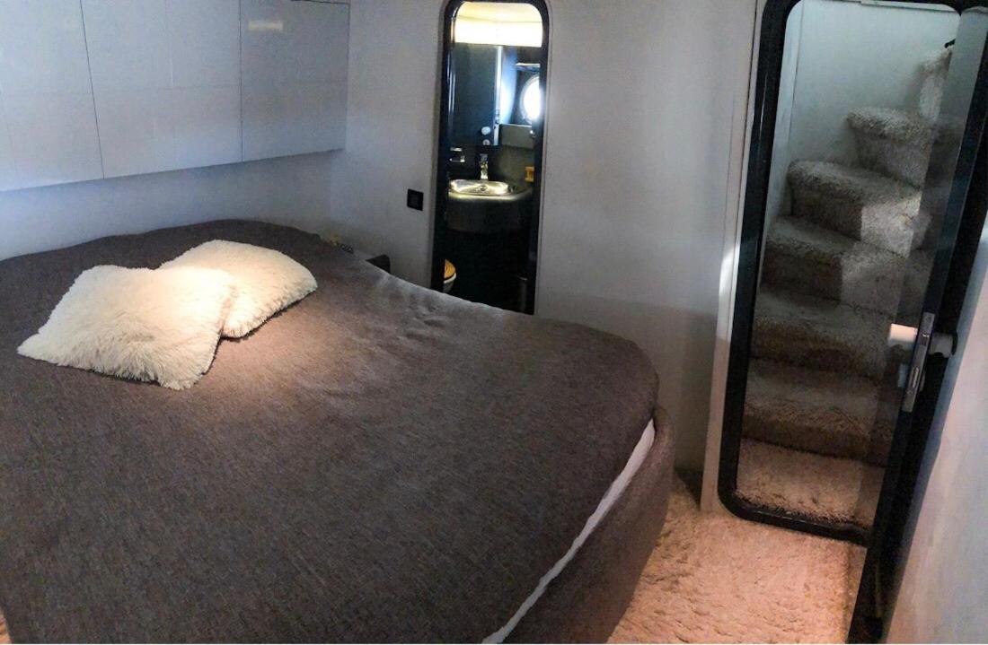 Nice VIP Cabin in a Luxurious Yacht photo 5
