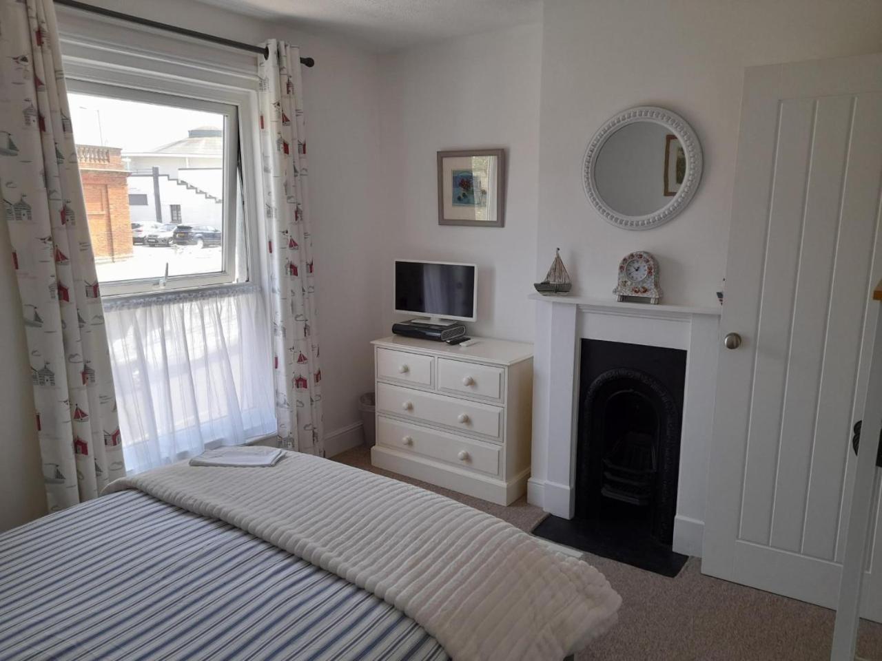 'Pavilion Cottage' next to Gorleston beach with sea views - pet friendly! view 5