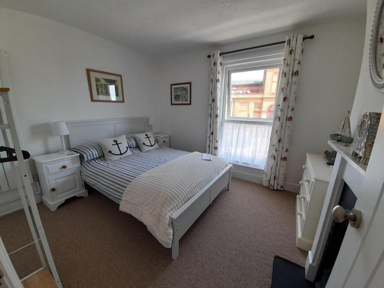 'Pavilion Cottage' next to Gorleston beach with sea views - pet friendly! view 4
