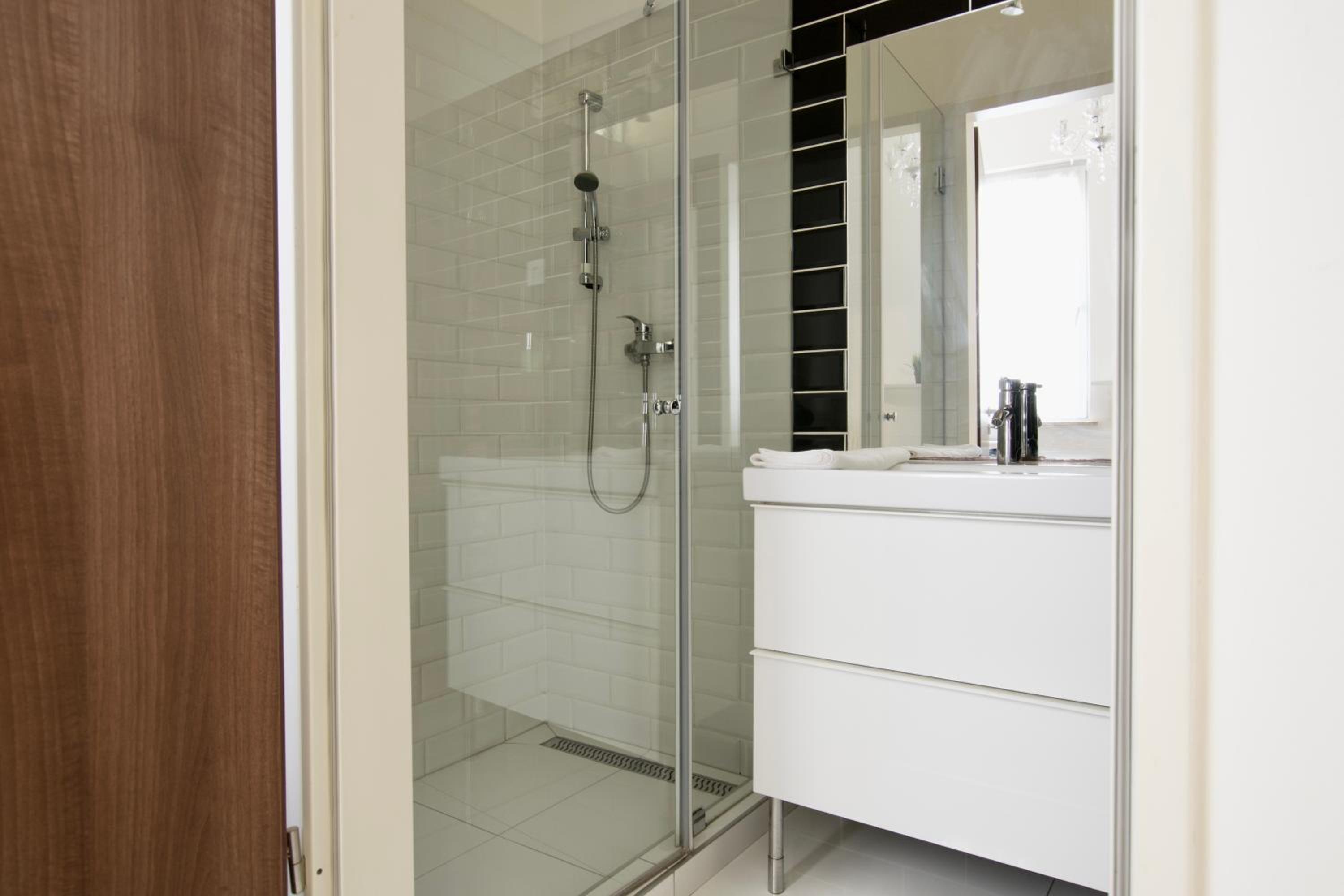 Premium Apartments by Hi5 - Astoria square view 2
