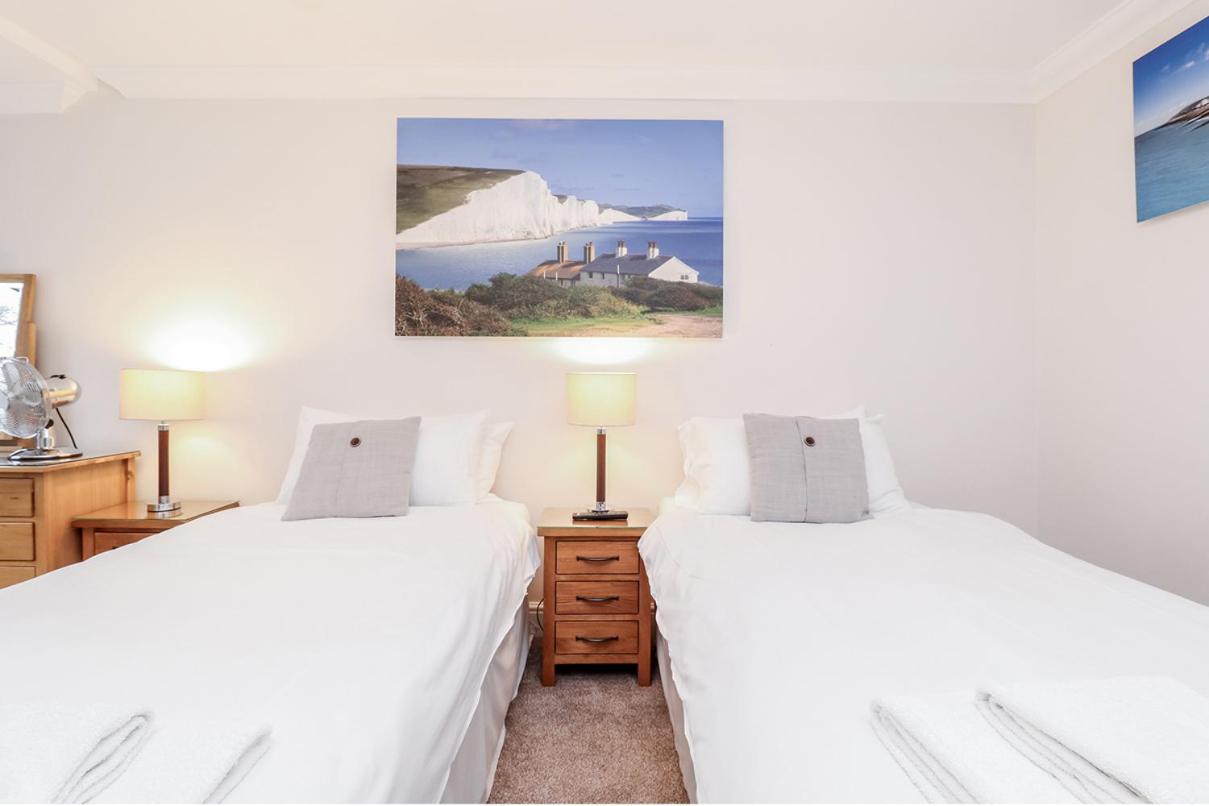 3 Queens Gardens Sea View Apartment view 3