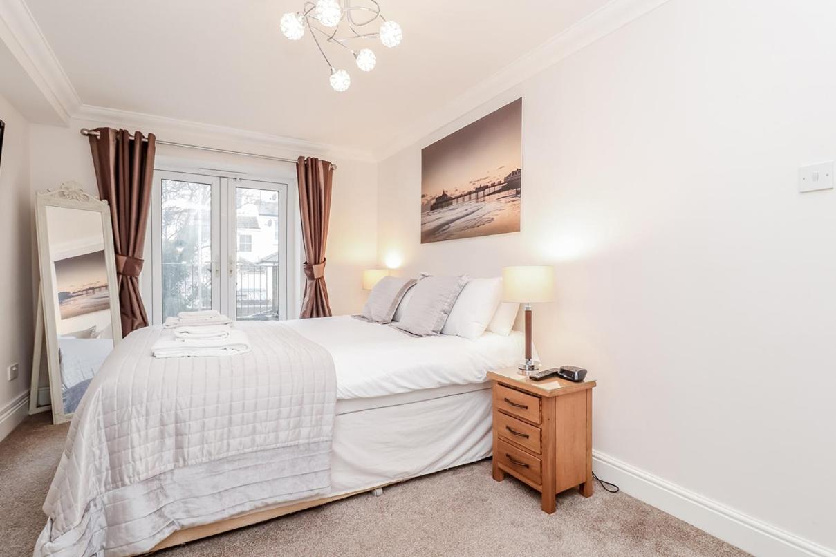 3 Queens Gardens Sea View Apartment view 4