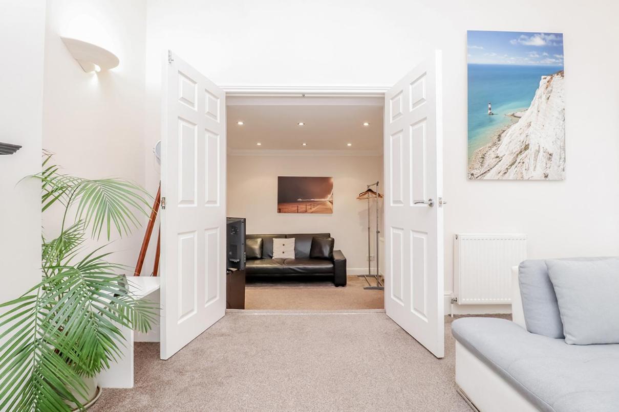 3 Queens Gardens Sea View Apartment view 5