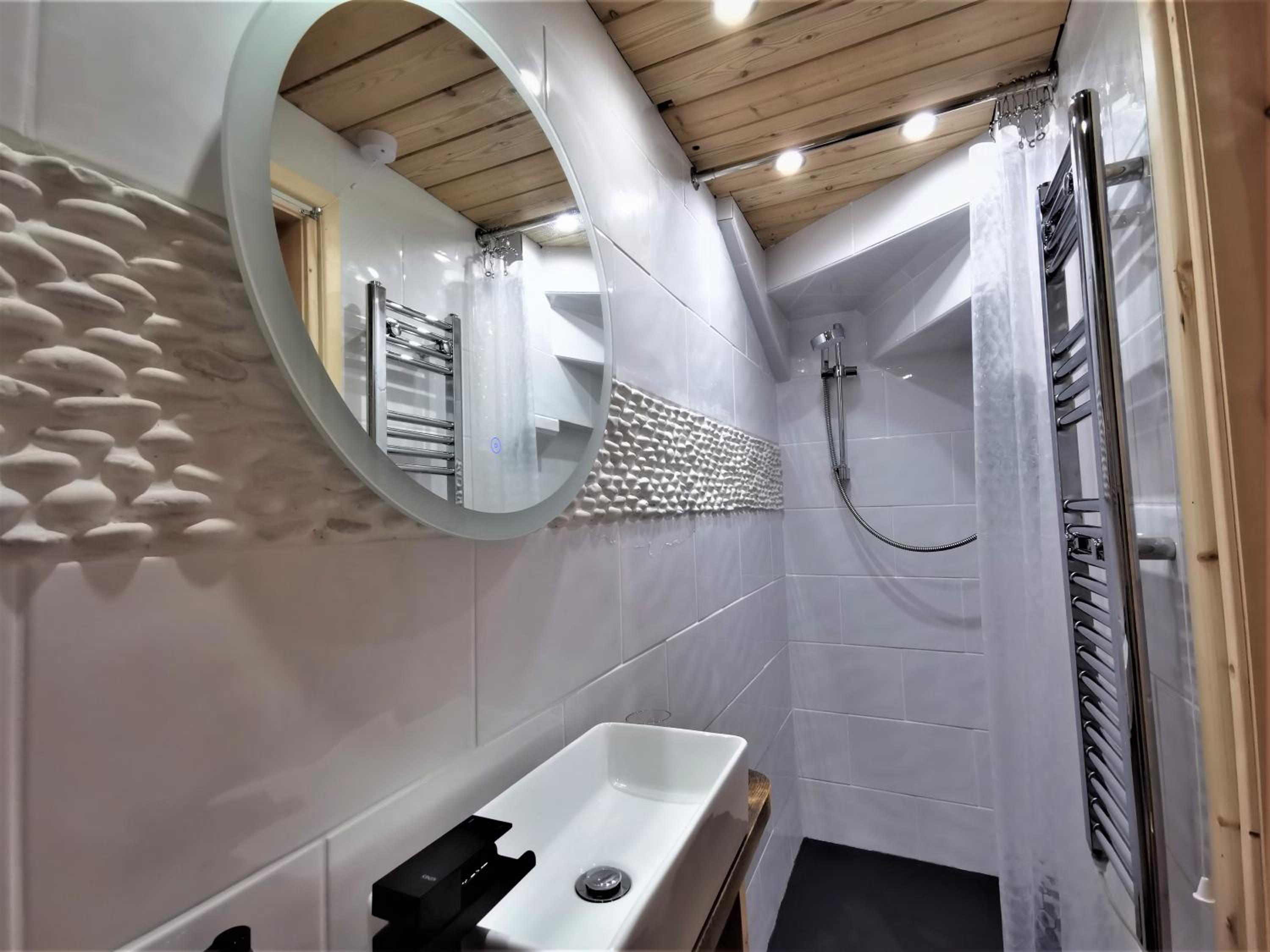 AnchorageWells King Room-Only or the Entire Cottage for 8 with 4 King Ensuite Rooms view 4