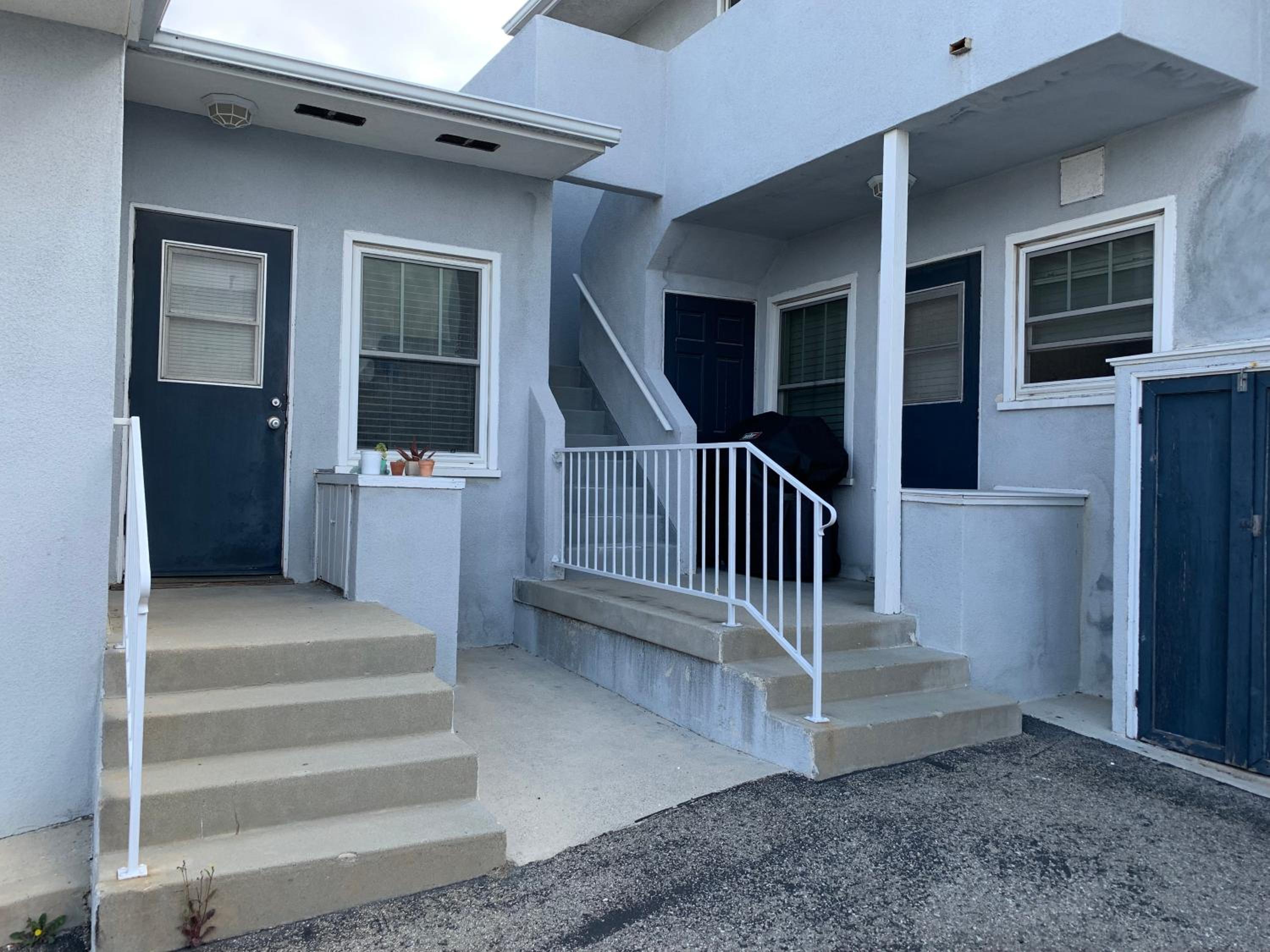 Rustling Leaves 2bd/1 ba Upstairs Parking/Laundry