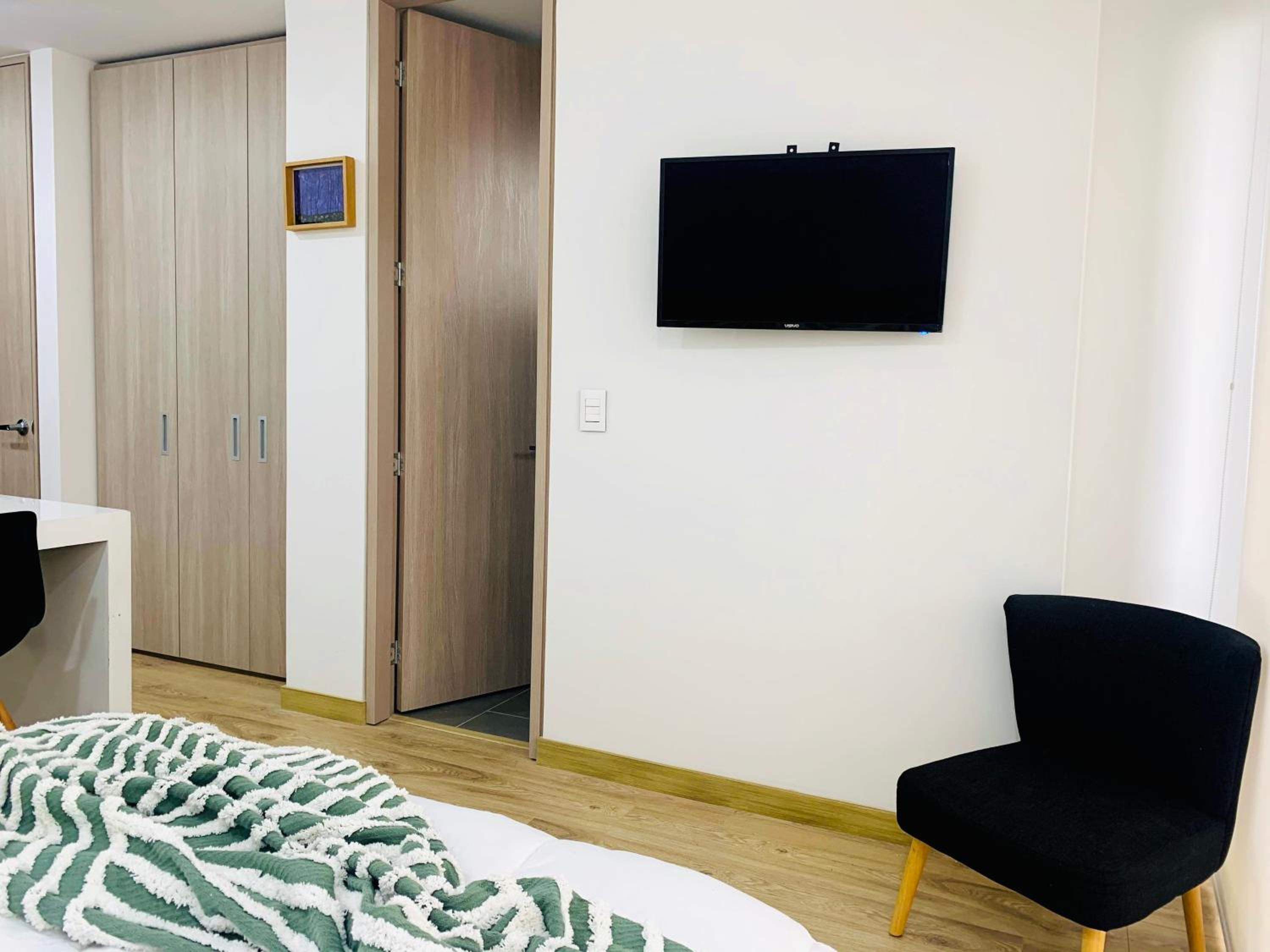 Loft CHICÓ 103, parqueadero, Wifi 200 mgbs, Smart tv view 2