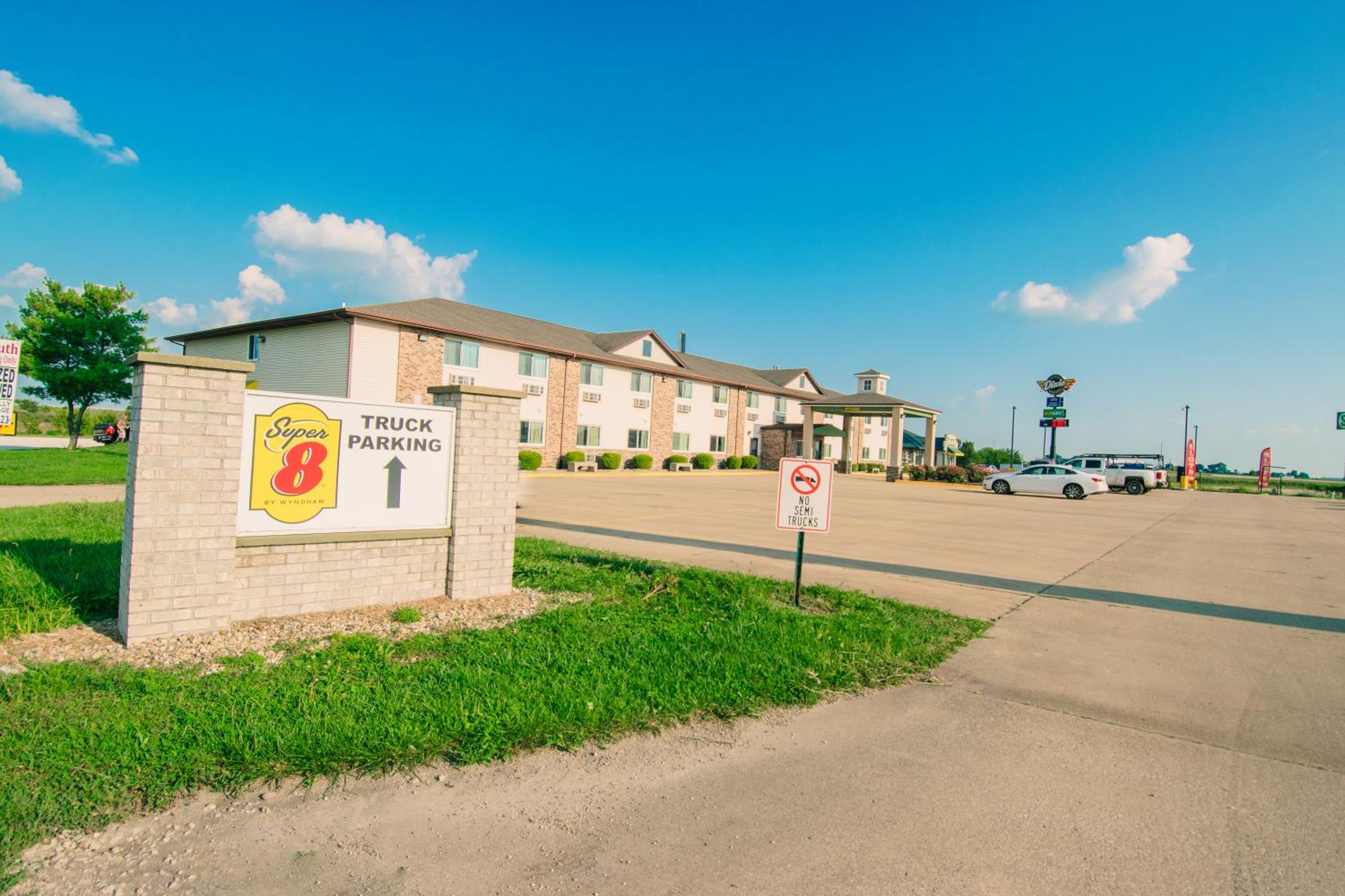 Miscellaneous Market Vacations - Super 8 by Wyndham McLean/Bloomington SW - Property Image 2