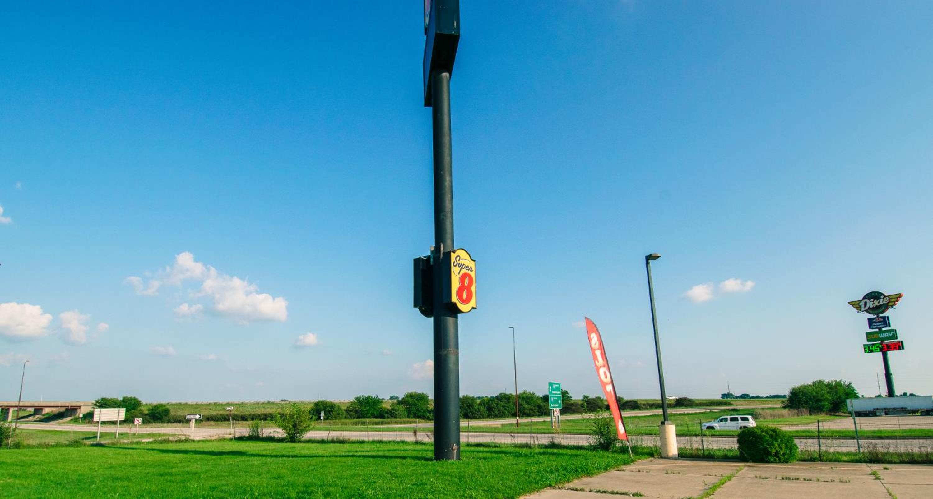 Super 8 by Wyndham McLean/Bloomington SW - Property Image 25