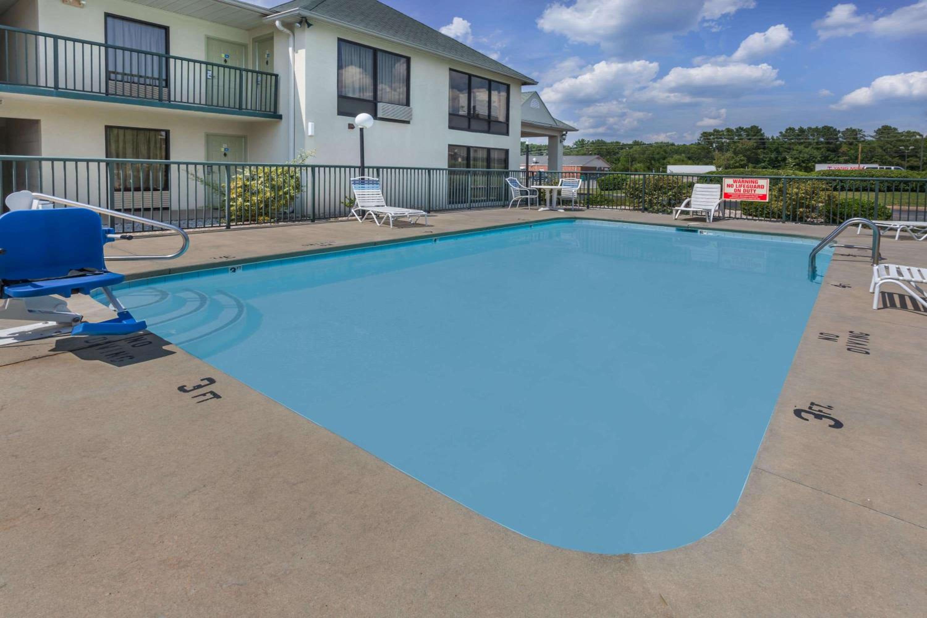 Days Inn by Wyndham Sanford view 5