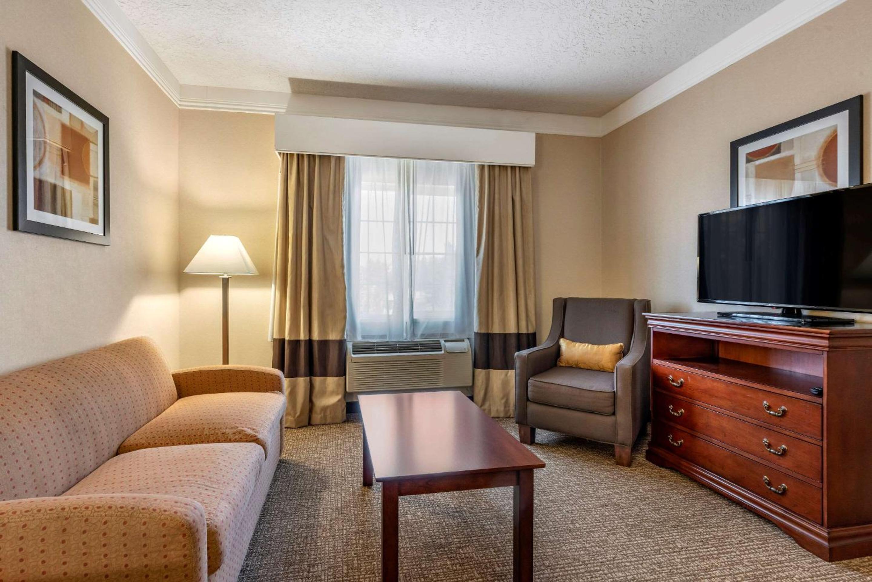 Albany Vacations - Comfort Suites Linn County Fairground and Expo - Property Image 2