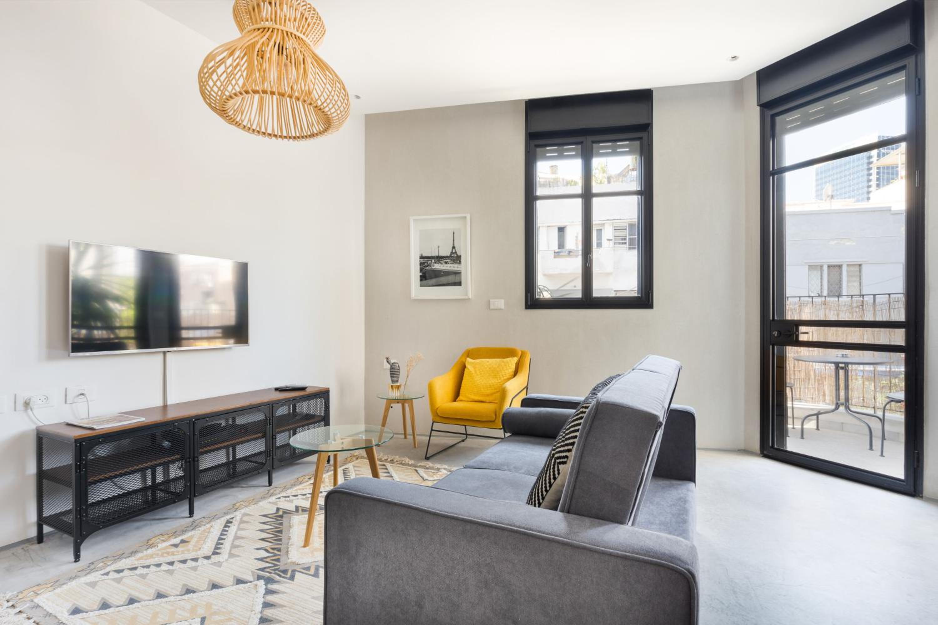 Fabulous Corner Market by TLV2RENT view 2