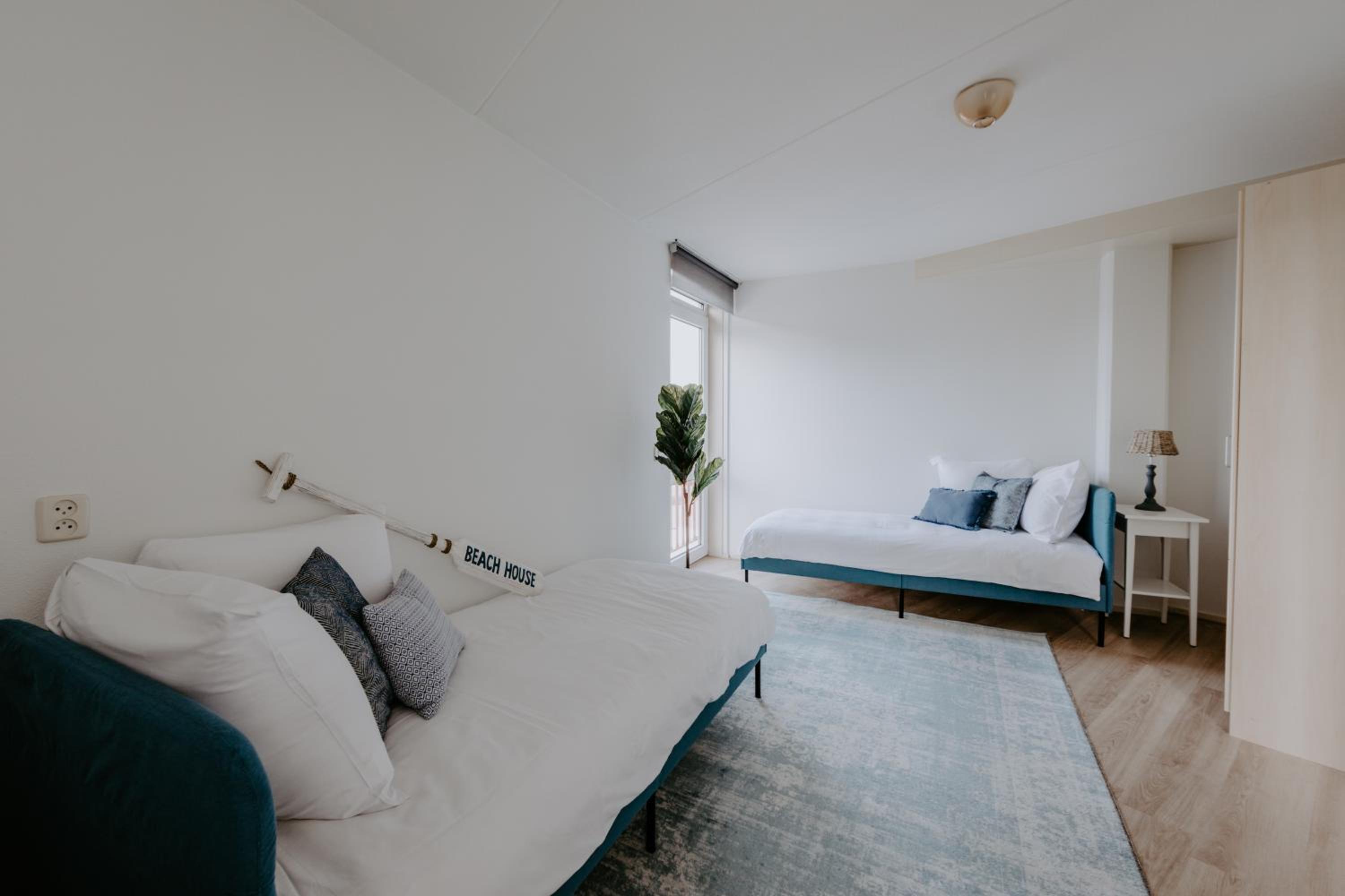 Stijlvol appartement op strand Makkum view 3
