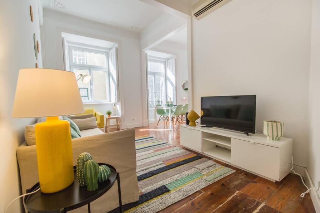 135 A - Stay in Tranquil Flat in Alfama near Sé and Castle view 2