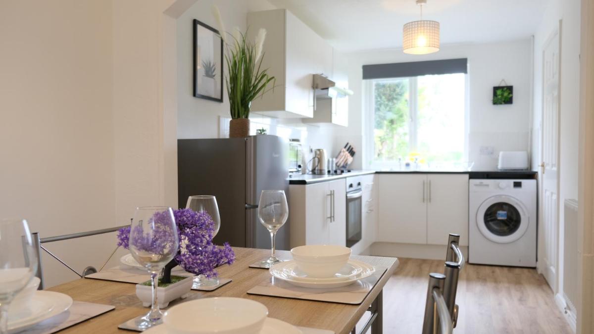 Unique & Exclusive Contractor and Family House & A1 Road view 4