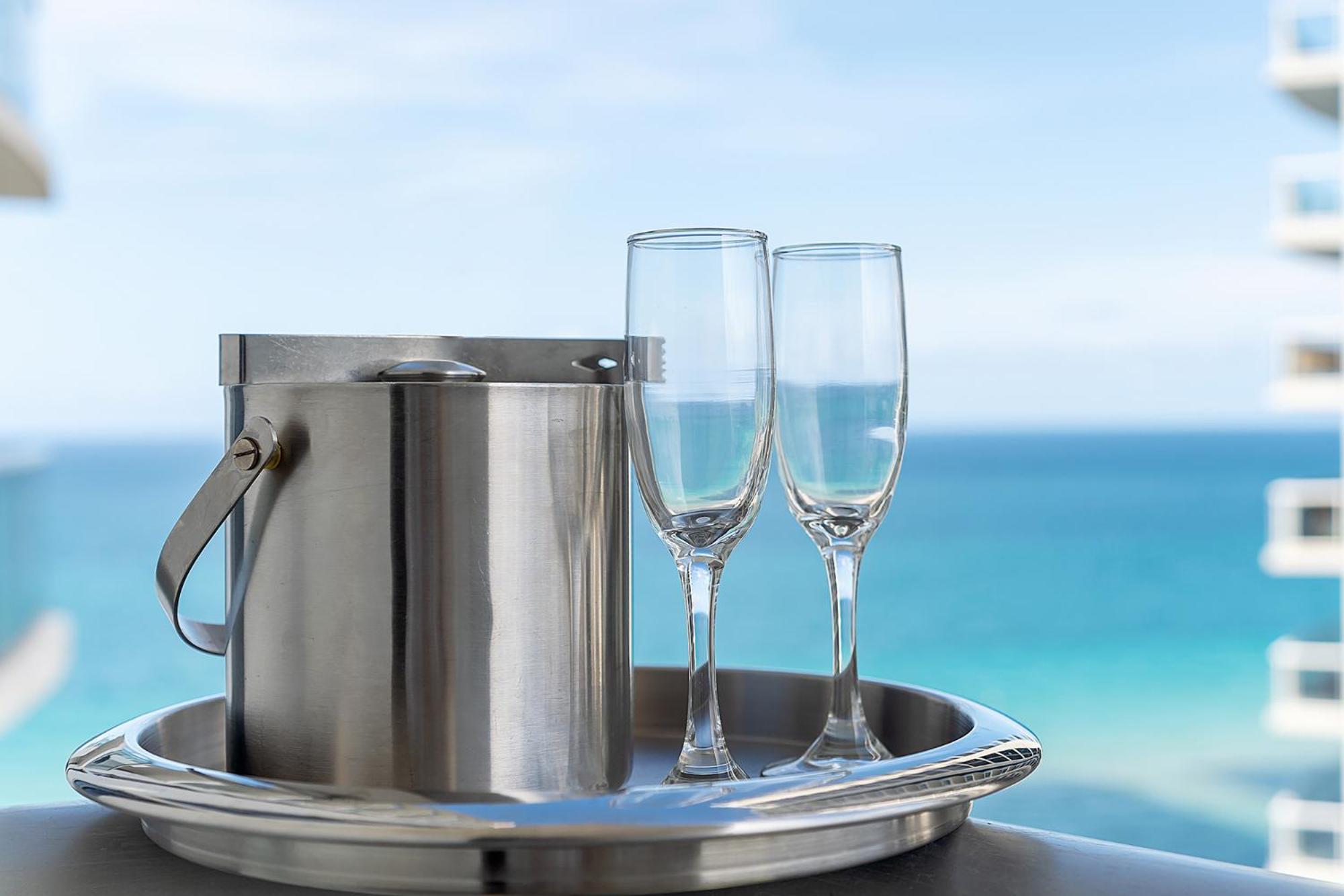 Sunny Isles 1BDR Sea View and Pool view 5