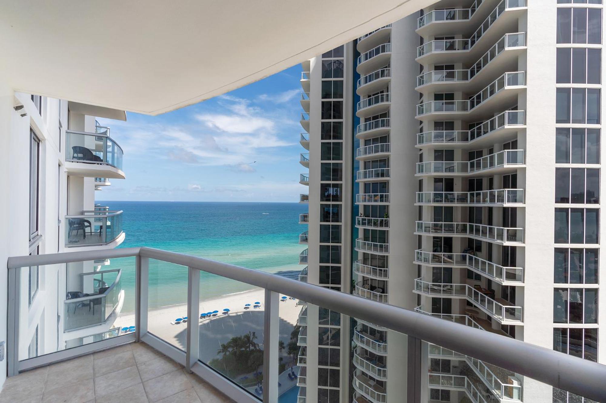 Sunny Isles 1BDR Sea View and Pool view 4