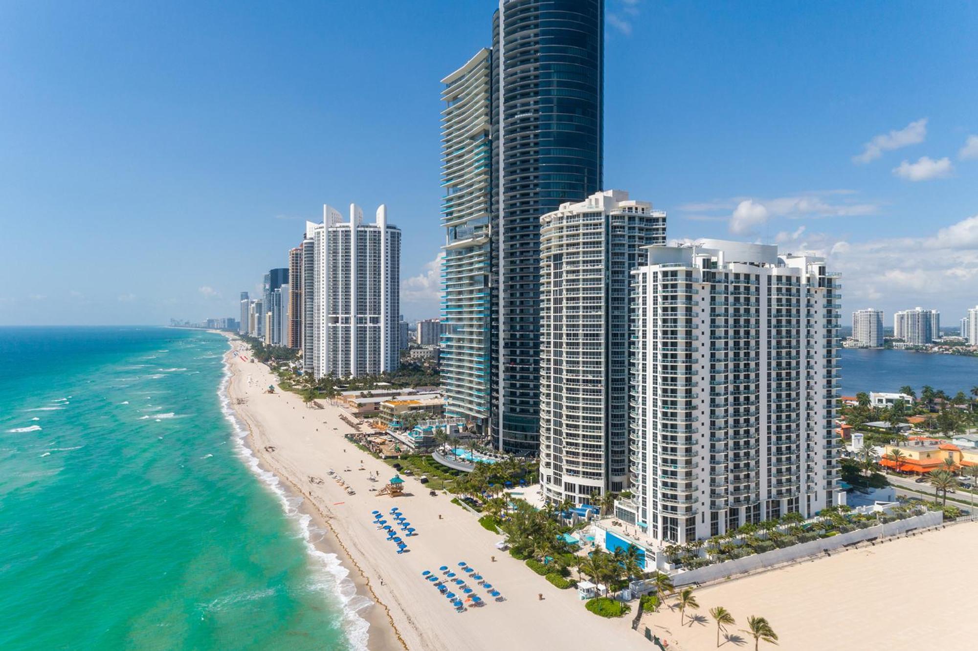 Hotel Sunny Isles 1BDR Sea View and Pool - Image 1