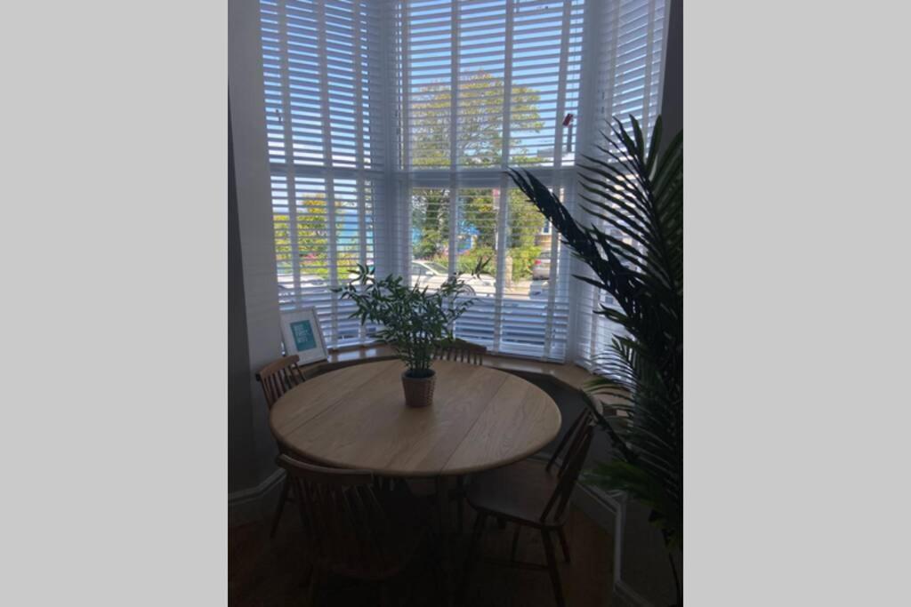 Central, stylish 3 bed apartment with sea views view 3