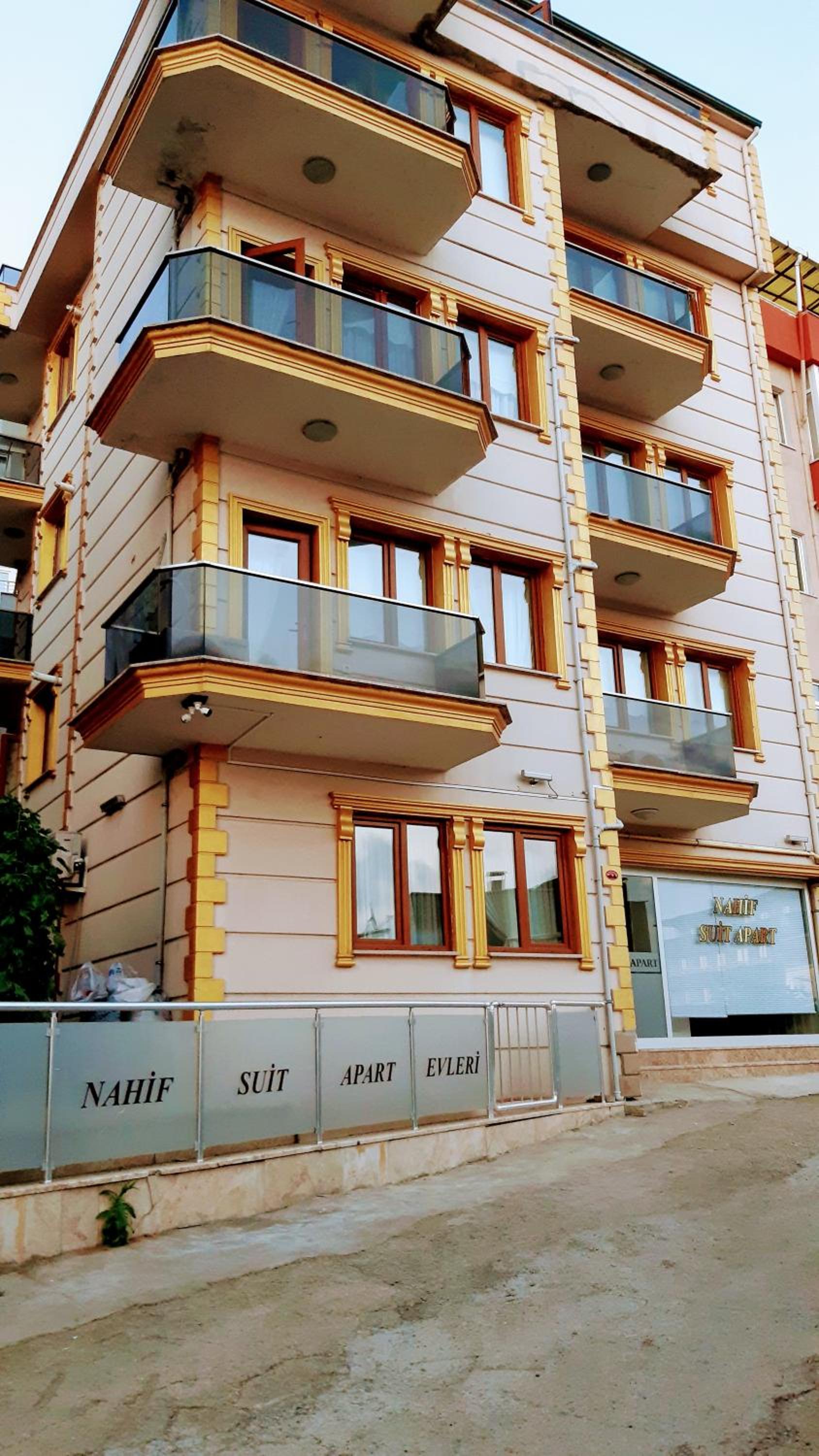 Nahif Suit Apart