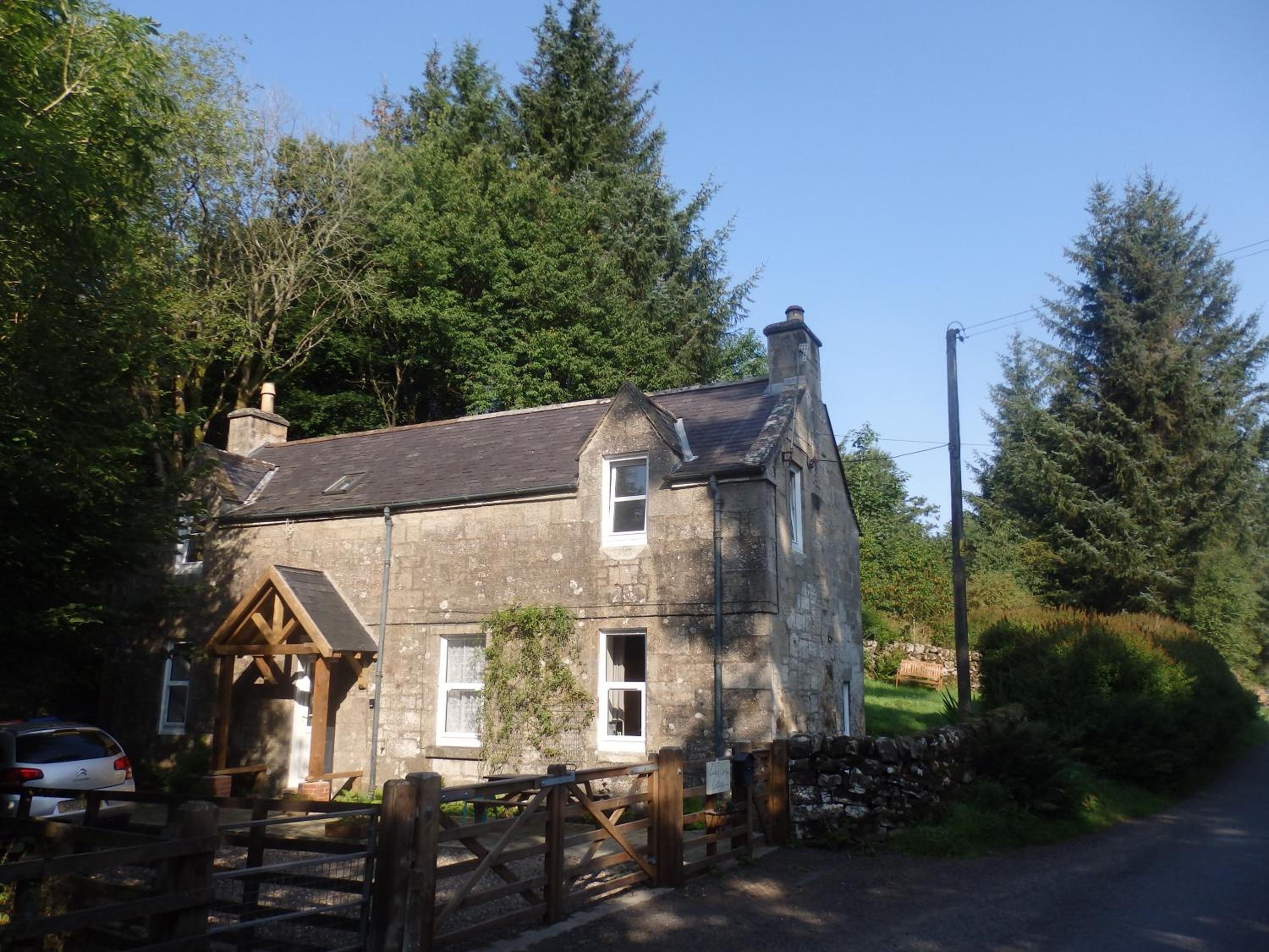 Lovely house next to Euchan River view 2