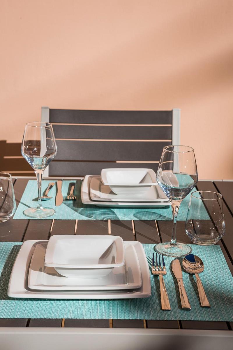 Hotel Apartment Lilly, brand new apartment with communal pool, 10 meters from sea - Image 1