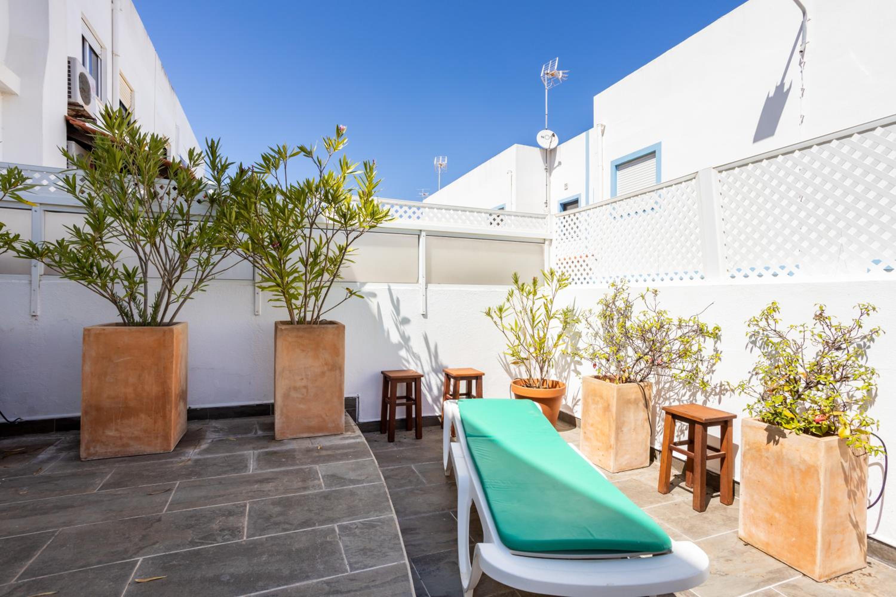 Newly renovated 2 bedroom townhouse - close to Salema Beach view 3