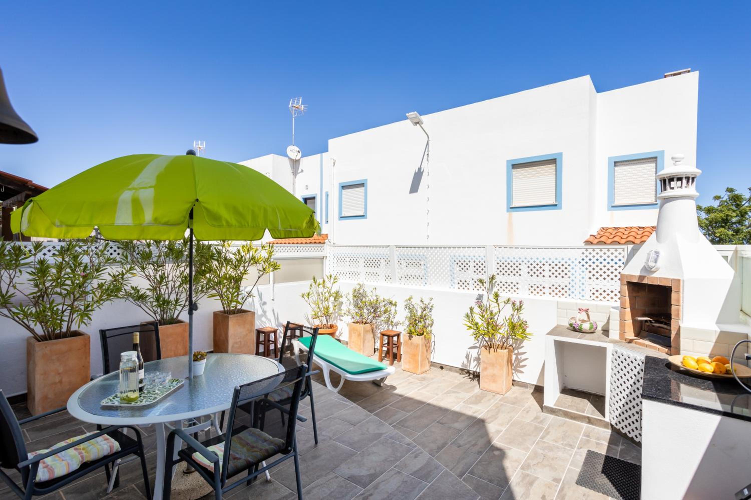 Newly renovated 2 bedroom townhouse - close to Salema Beach view 4