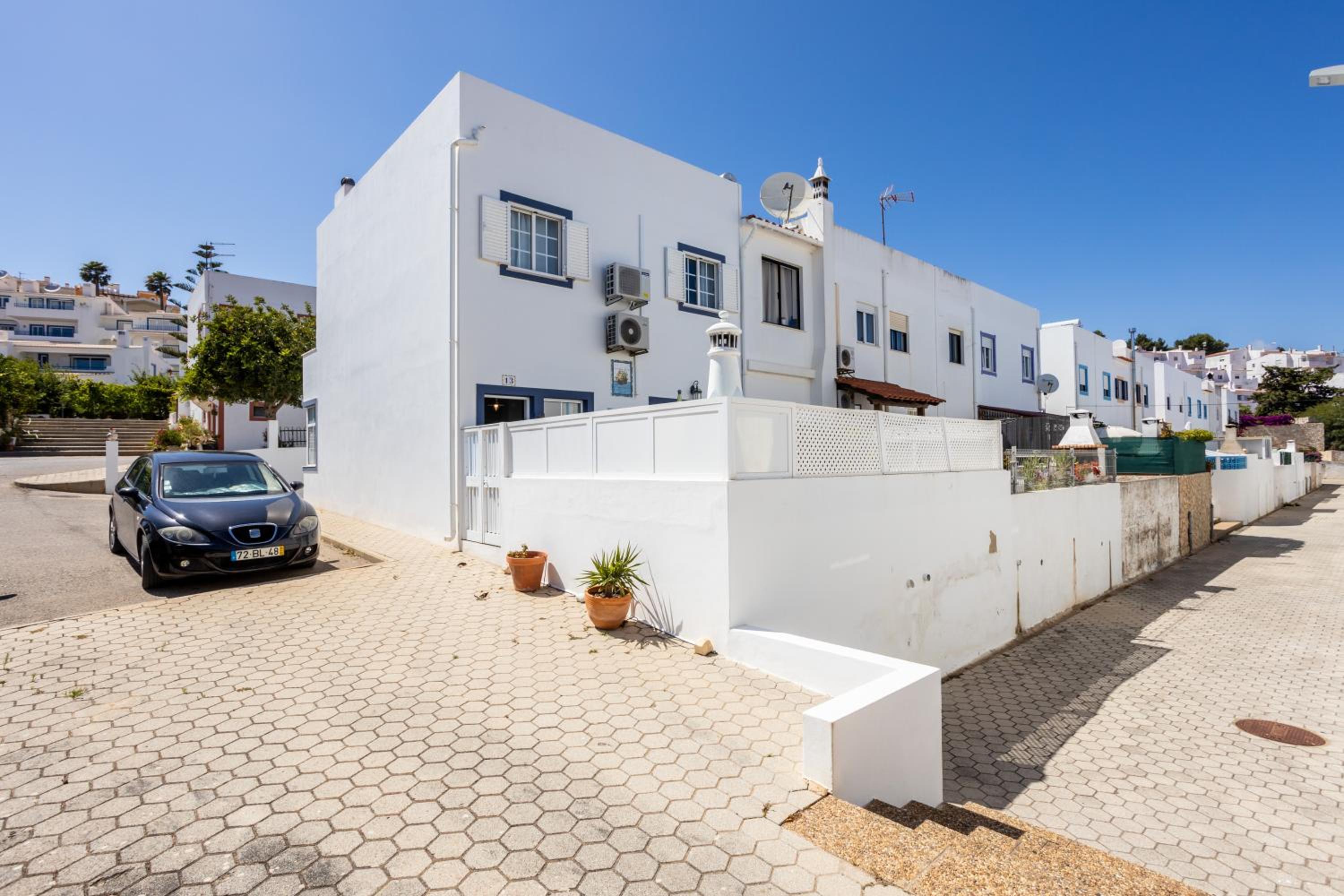 Newly renovated 2 bedroom townhouse - close to Salema Beach view 5