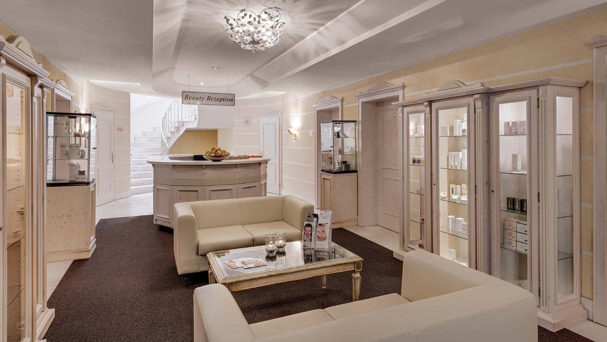 Lobby & Reception