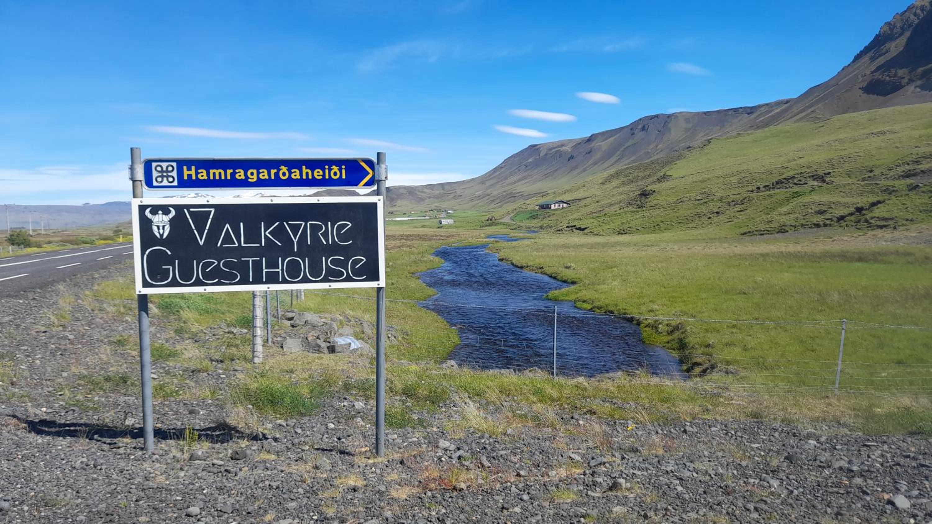 Valkyrie Guesthouse - 1km from SELJALANDSFOSS