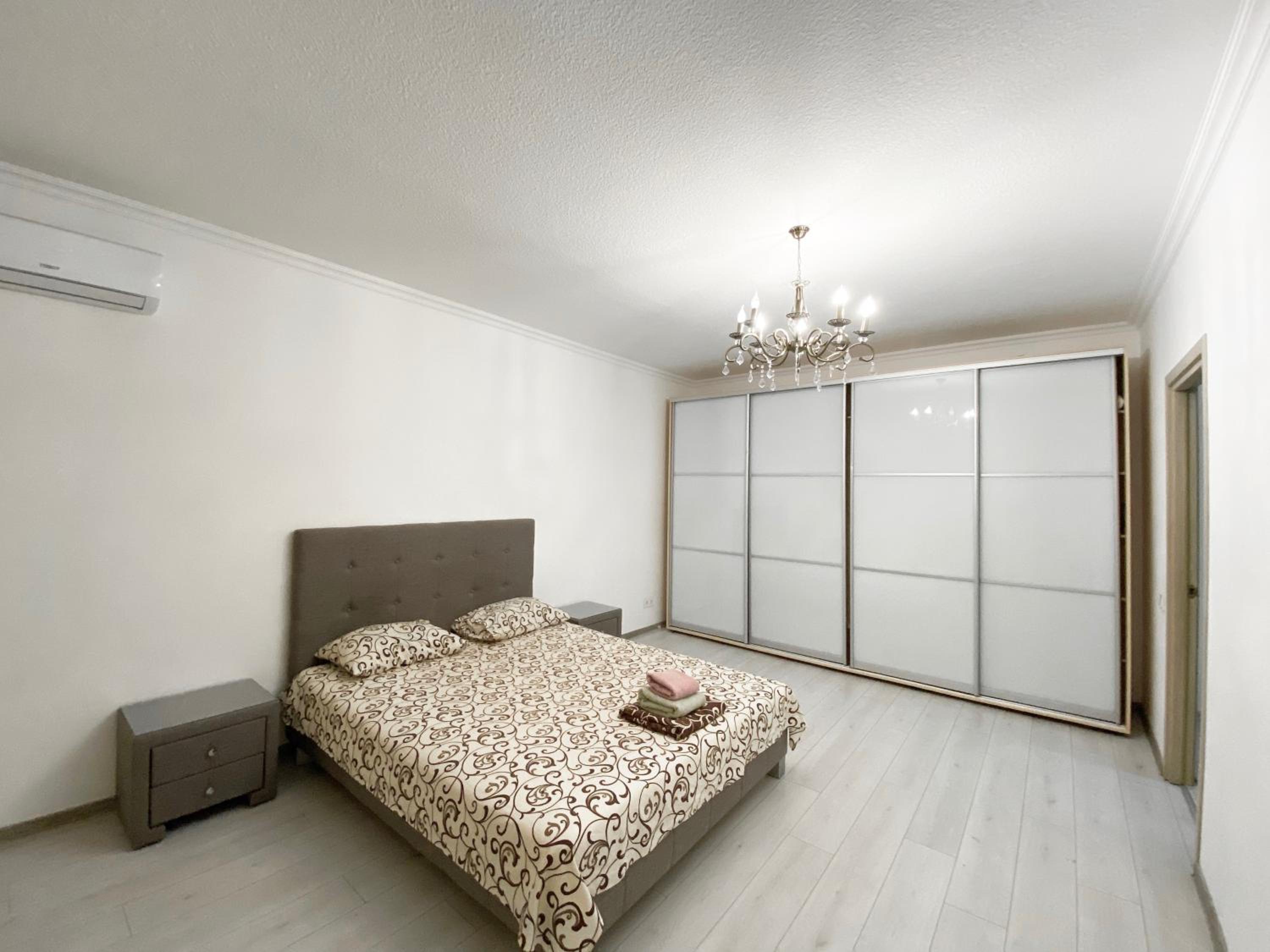 Lux 3-bedroom apartment in Most City area view 4