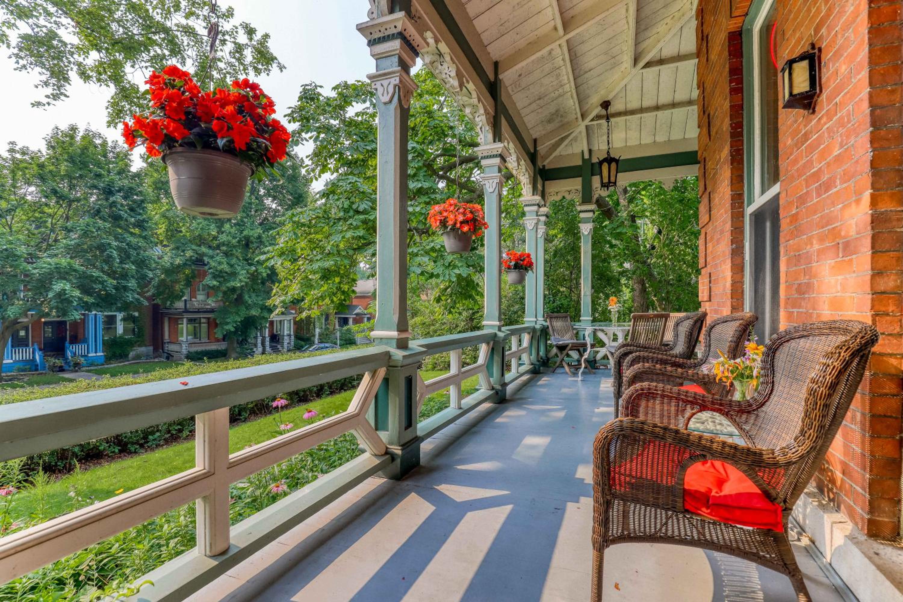 Hochelaga Inn