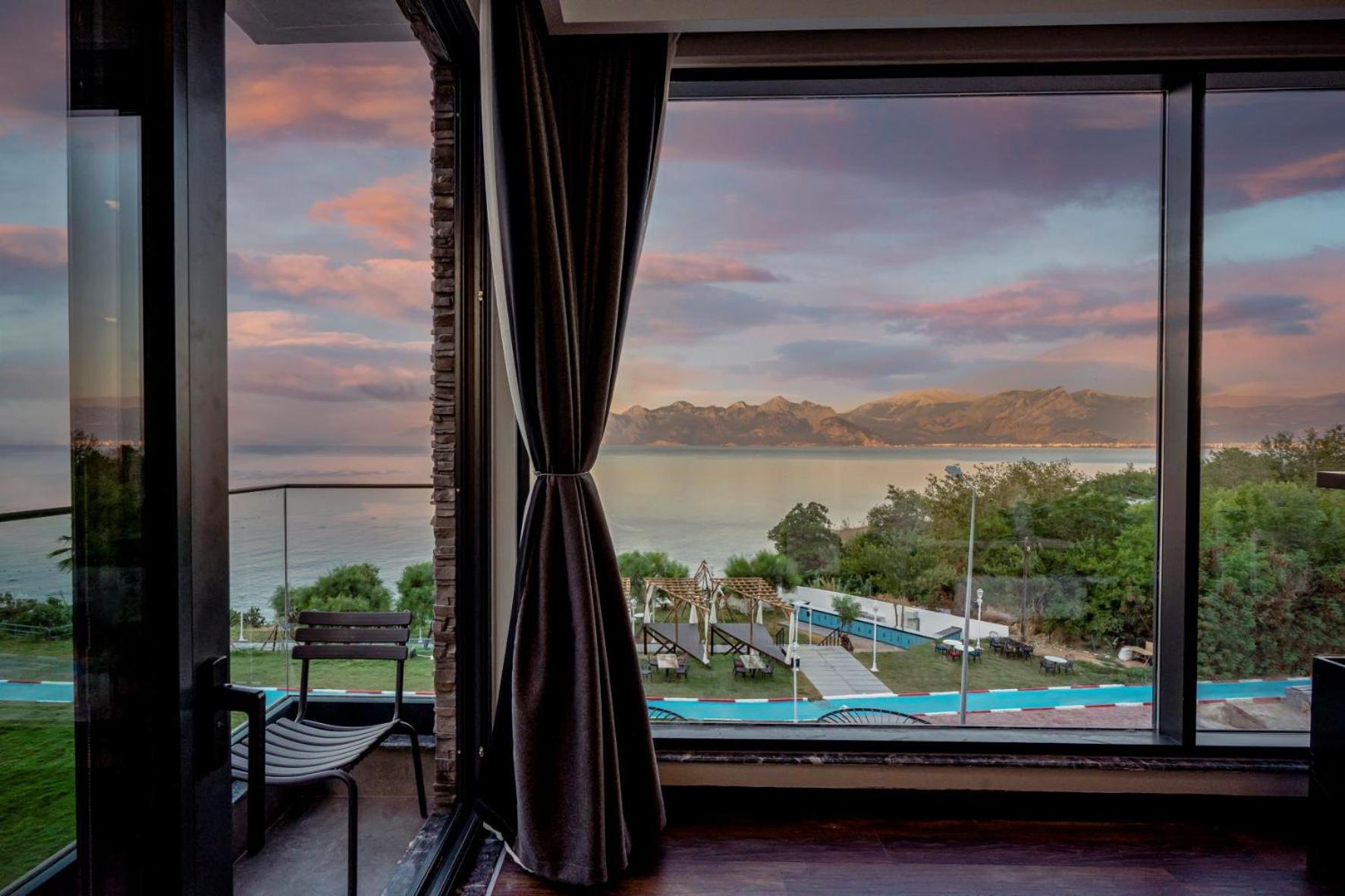 Lucky Monkey Hotel - Image 14