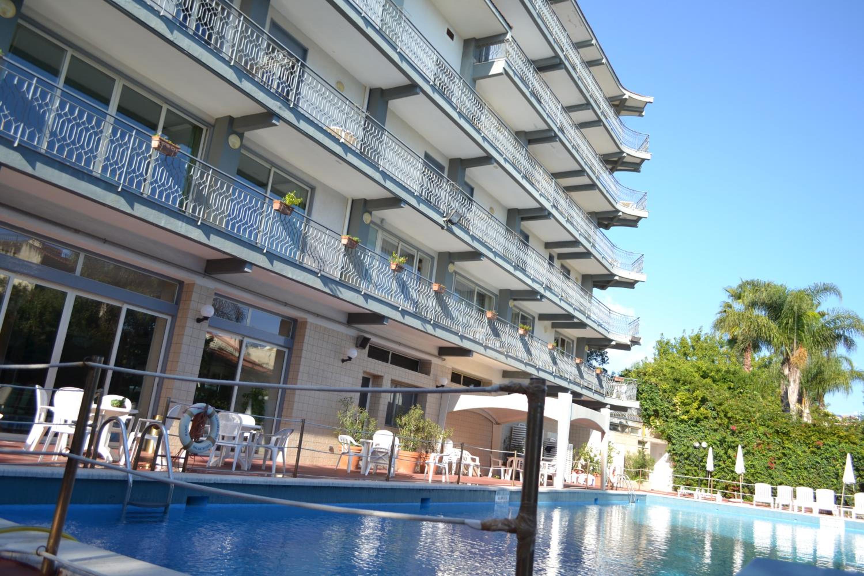 Hotel Wave Hotel - Image 1