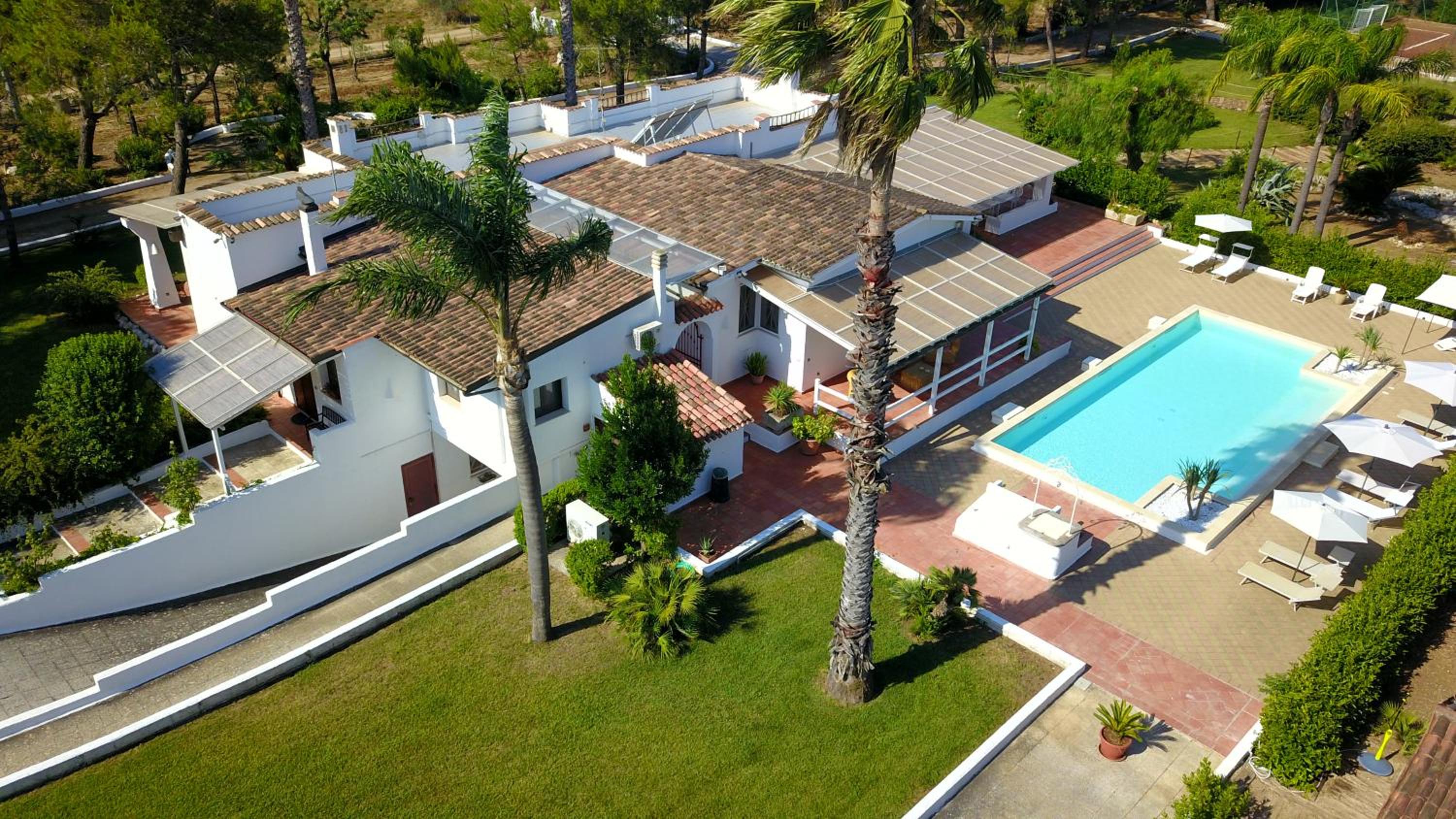 Villa Vetti - Exclusive Garden & Pool Retreat