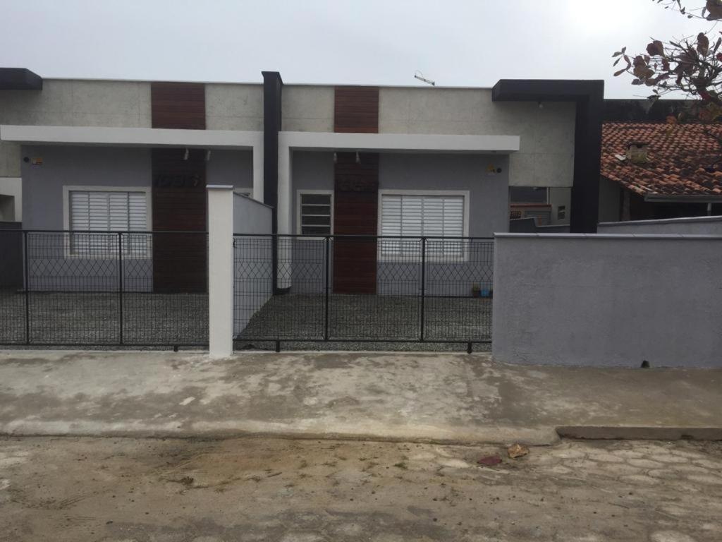 Casa Enseada 3 quartos para até 6 pessoas com 2 ar split