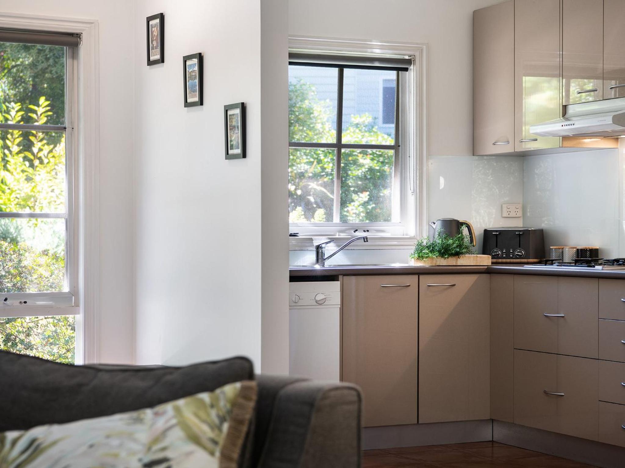 Lucini Cottage- wood fire and bush views