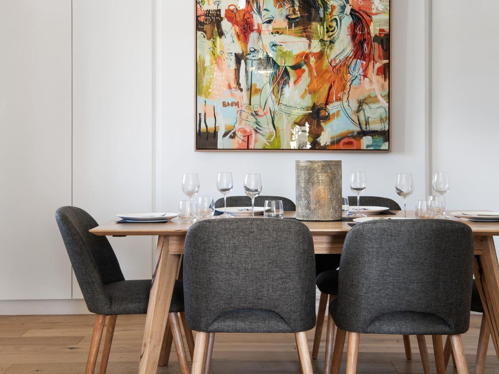 1913 on Vincent- Centrally located apartment