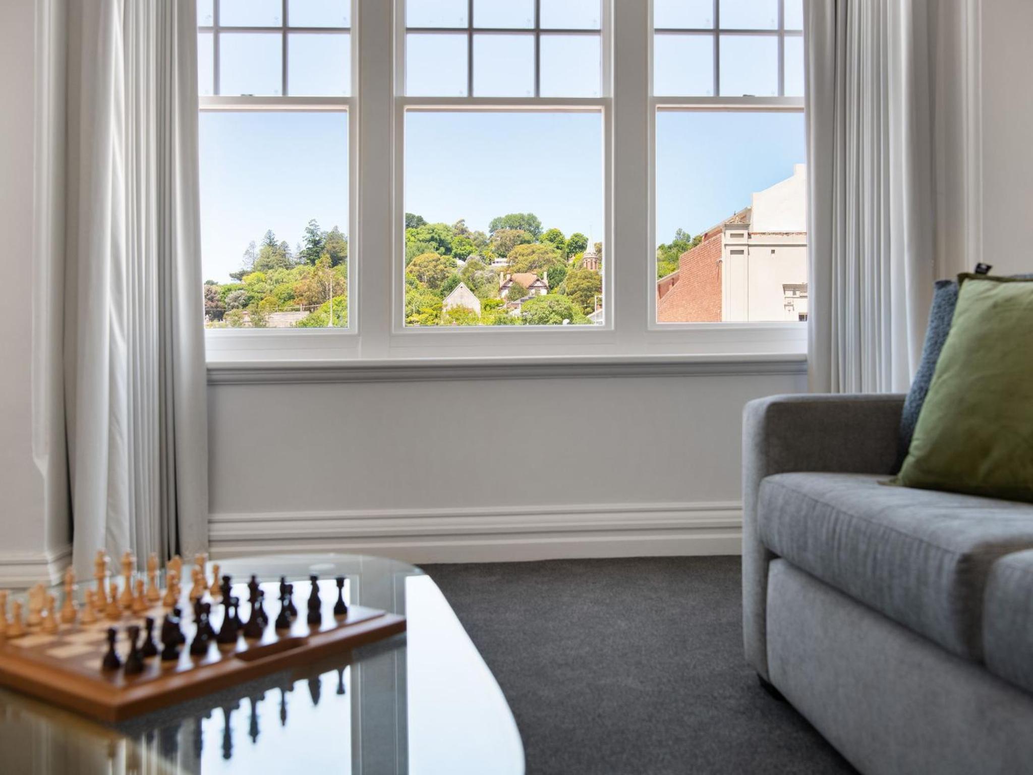 1913 on Vincent- Centrally located apartment