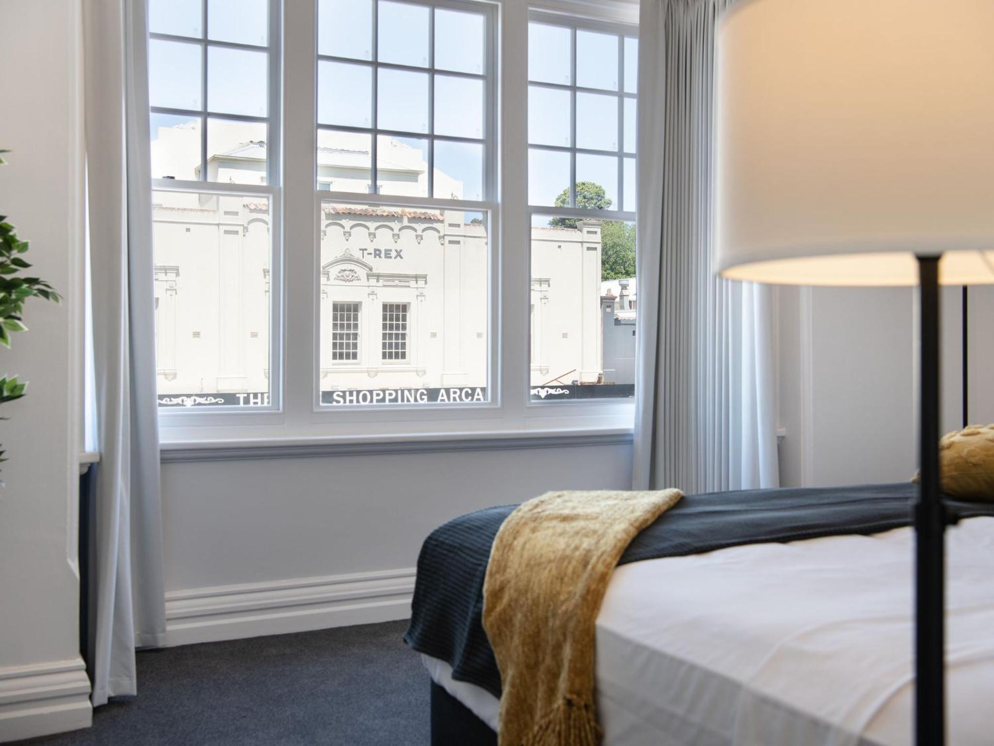 1913 on Vincent- Centrally located apartment