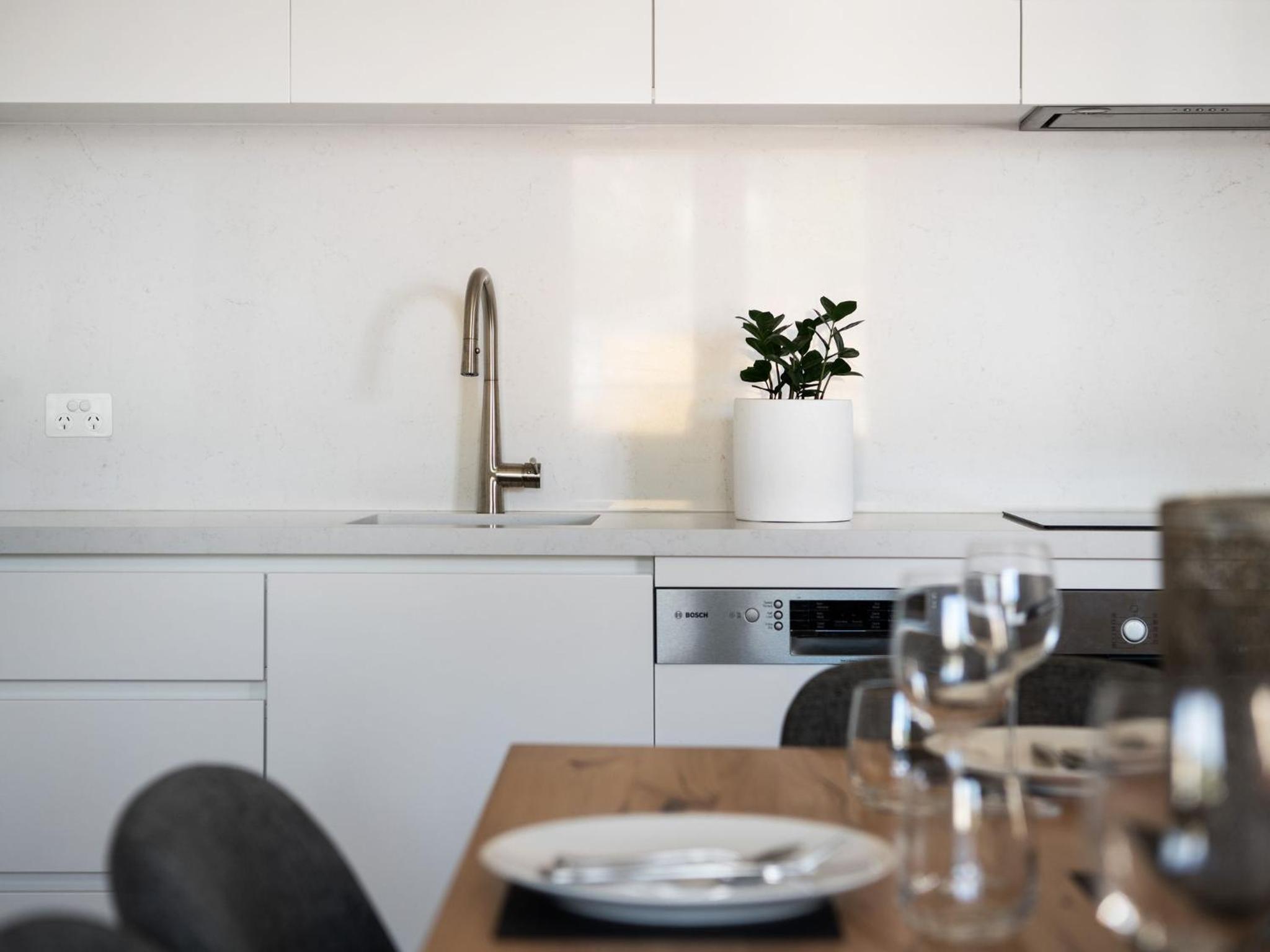 1913 on Vincent- Centrally located apartment